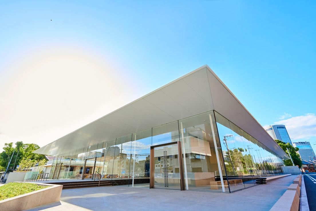 新しくなった〈藤田美術館〉外観。ガラス張りの開放的な造りだ。