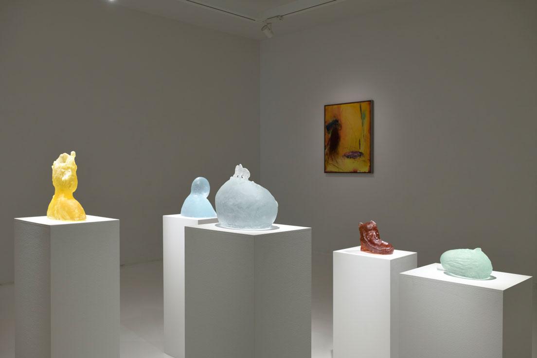 前室はガラス彫刻5点がペインティング1点と対峙し、対話する空間。イケムラレイコ「限りなく透明な」展示風景,2022, ShugoArts
