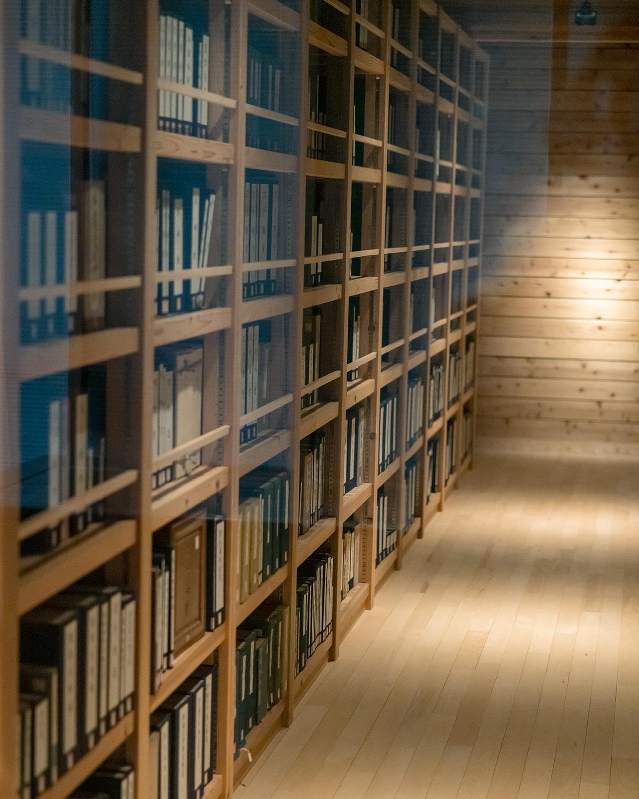 牧野博士の蔵書や遺品など、約60,000点を収蔵する牧野文庫は外からの見学のみ。研究調査での利用が可能。