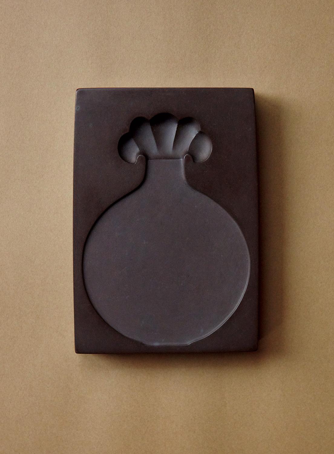 Purchase No. 48【Akama Suzuri】This inkstone made from the cacao-colored stone of Akama possesses the beauty of a sculpture.
