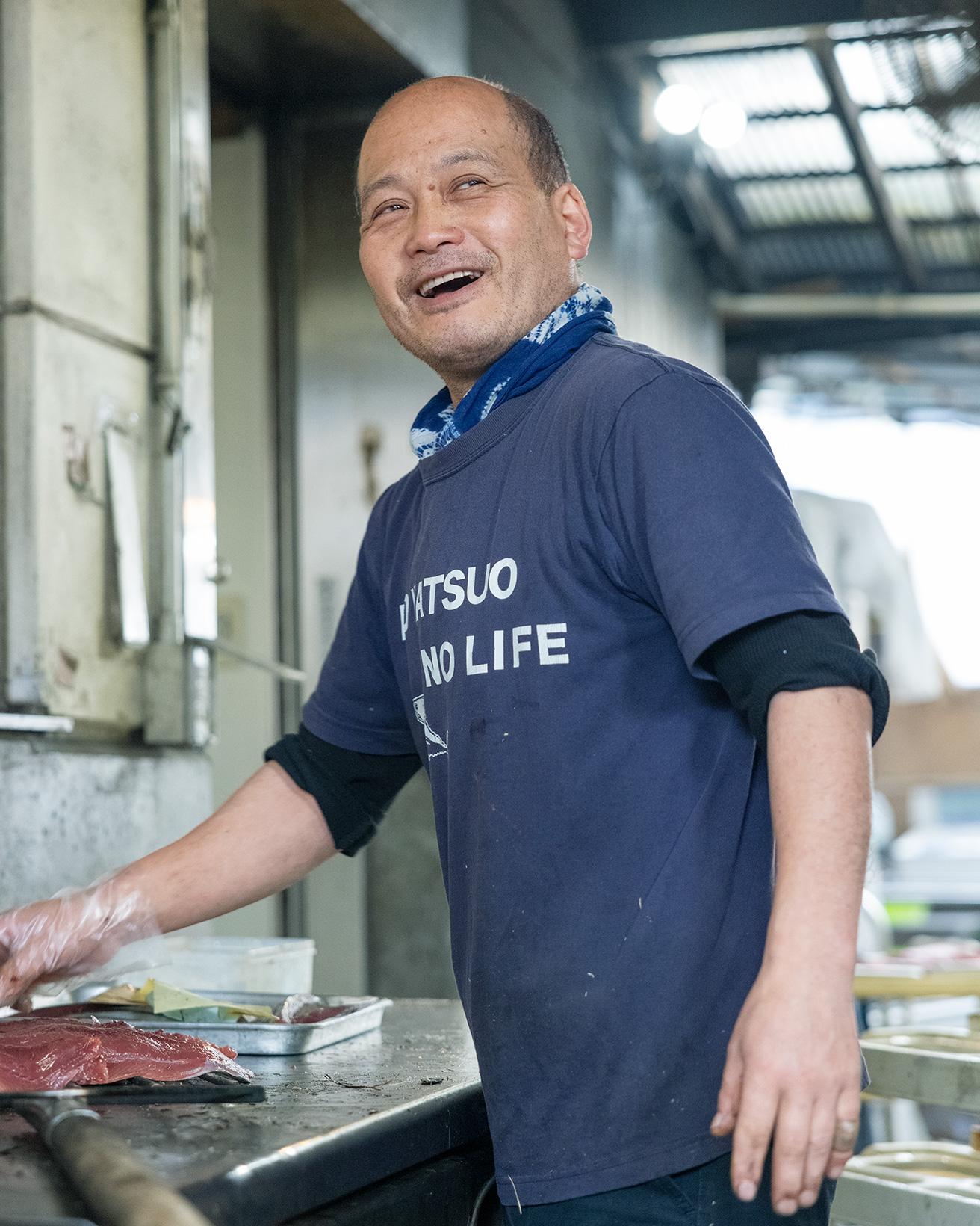 田中隆博さん。田中鮮魚店社長で、久礼大正町市場の組合長。剣道で鍛え上げた足腰が藁焼きを担う。カツオの品質保証や加工品の展開、食堂の経営と、様々な改革を行っている。