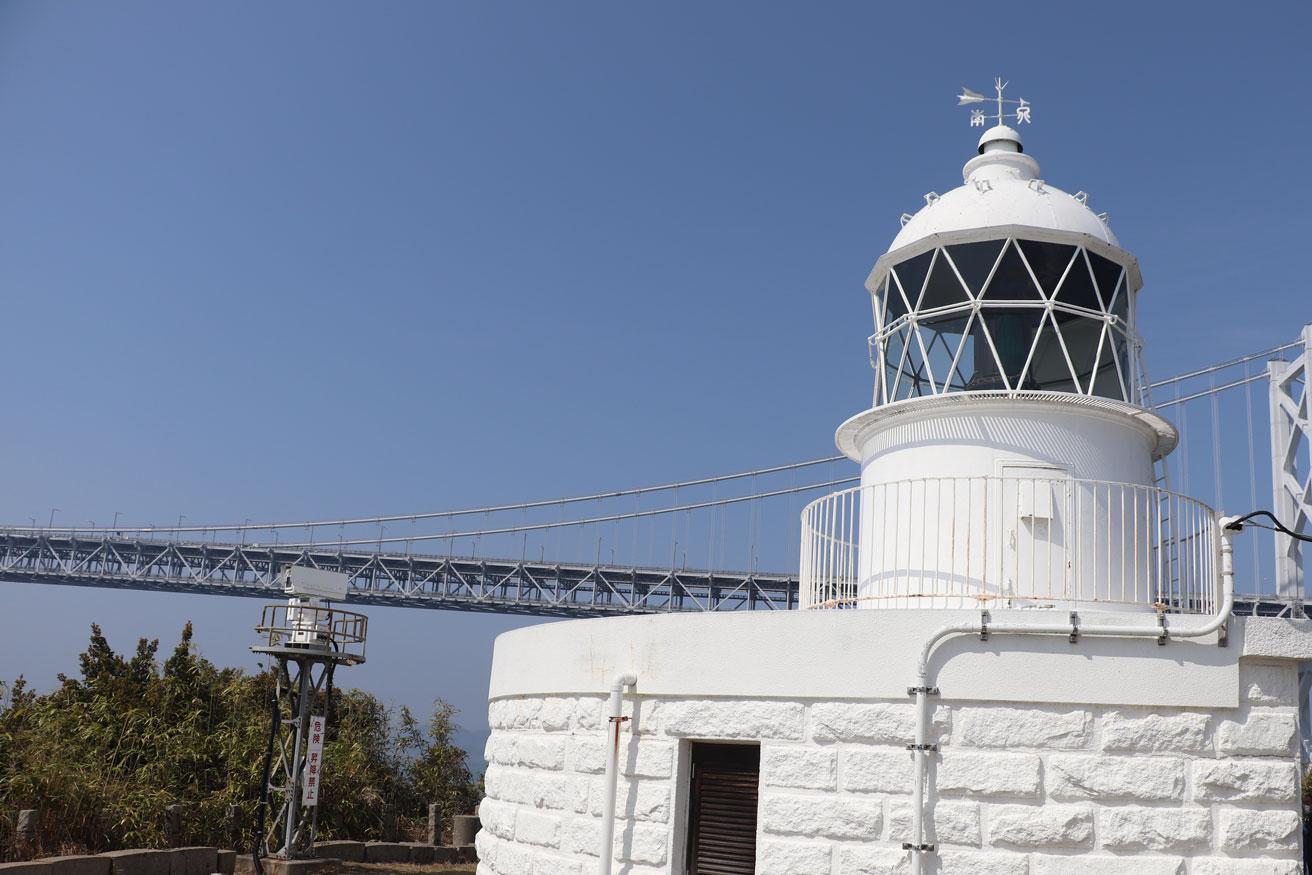 浦城のバス停から近い沖合にある〈鍋島灯台〉にもレオニート・チシコフ作品が登場。通常は立ち入り禁止の灯台内部で、100万個の星がきらめく立方体が出迎える。〈鍋島灯台〉は日本で2番目に古いと言われる灯台だ。