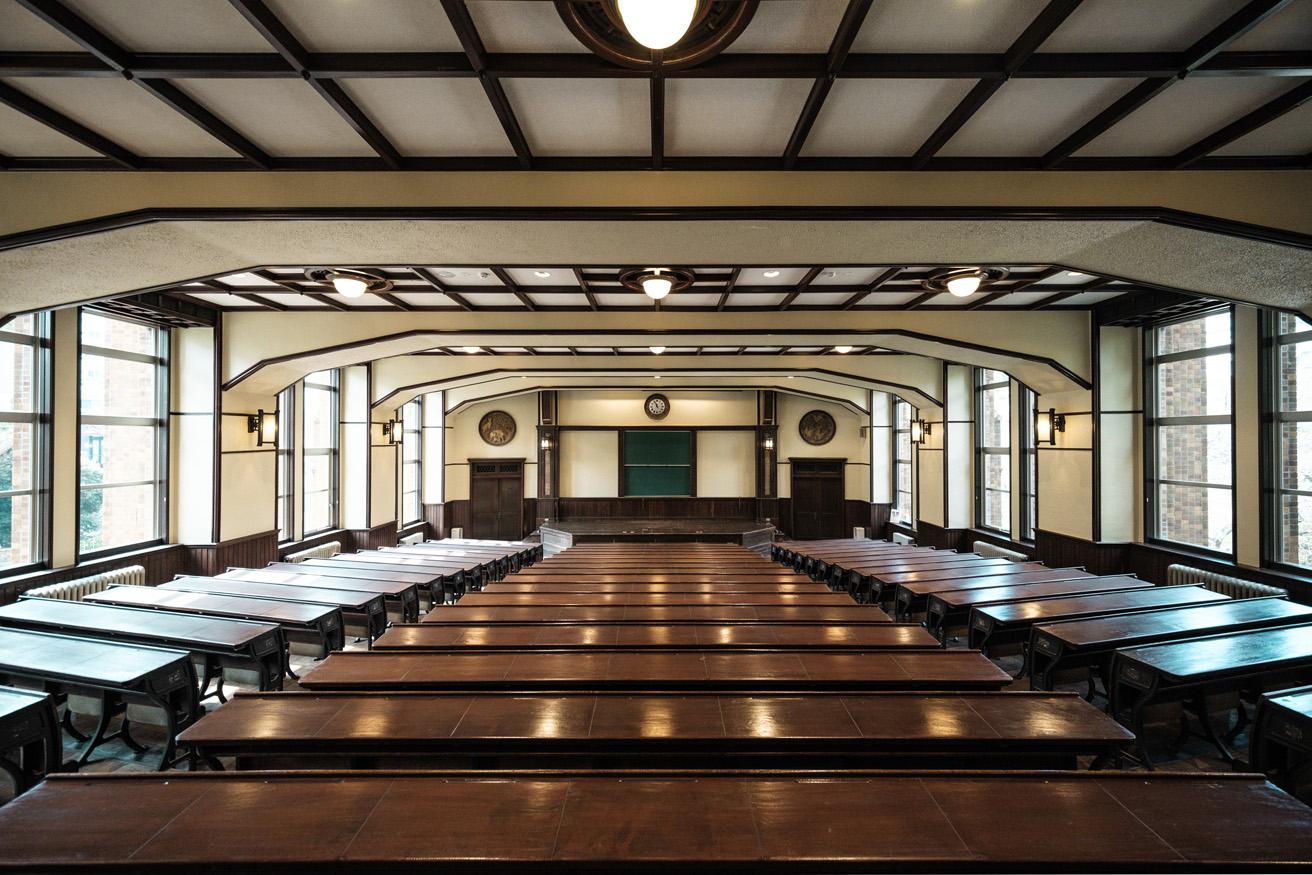 340席を有する階段状の講堂。式典や研究発表に使用されていた。椅子のクッションと天井板以外は当時のまま保存されている。