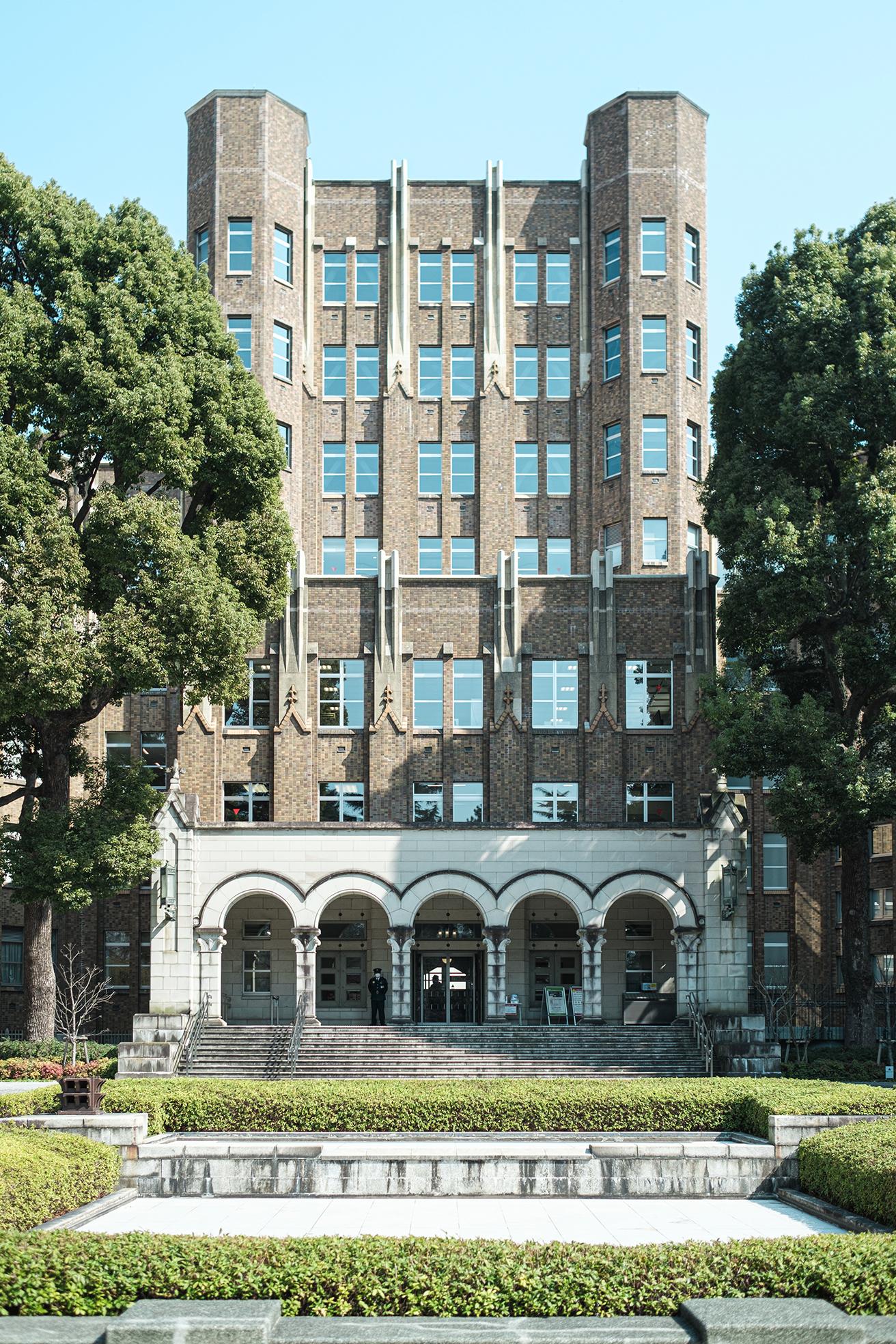 〈港区立郷土歴史館・旧公衆衛生院〉は、18世紀頃のゴシックリバイバルの流れを汲むアメリカの大学などの建築様式に近い。