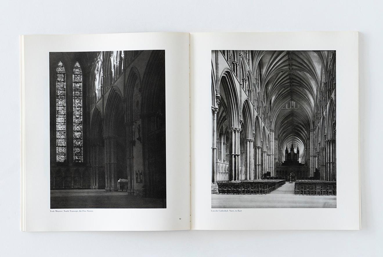右ページは1895年に撮影された『リンカン大聖堂』の南翼廊。左ページは英国北部のヨークにある『ヨーク大聖堂』の北翼廊。