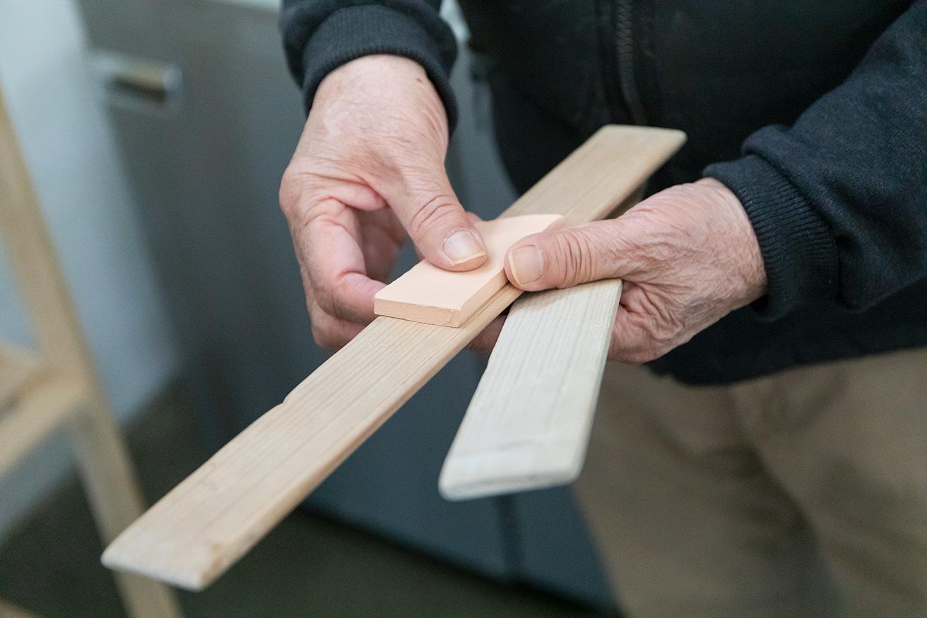 アラビアなどにいた大工や金細工職人からもらった木の板。テストピースの大きさを測る際などに使用している。