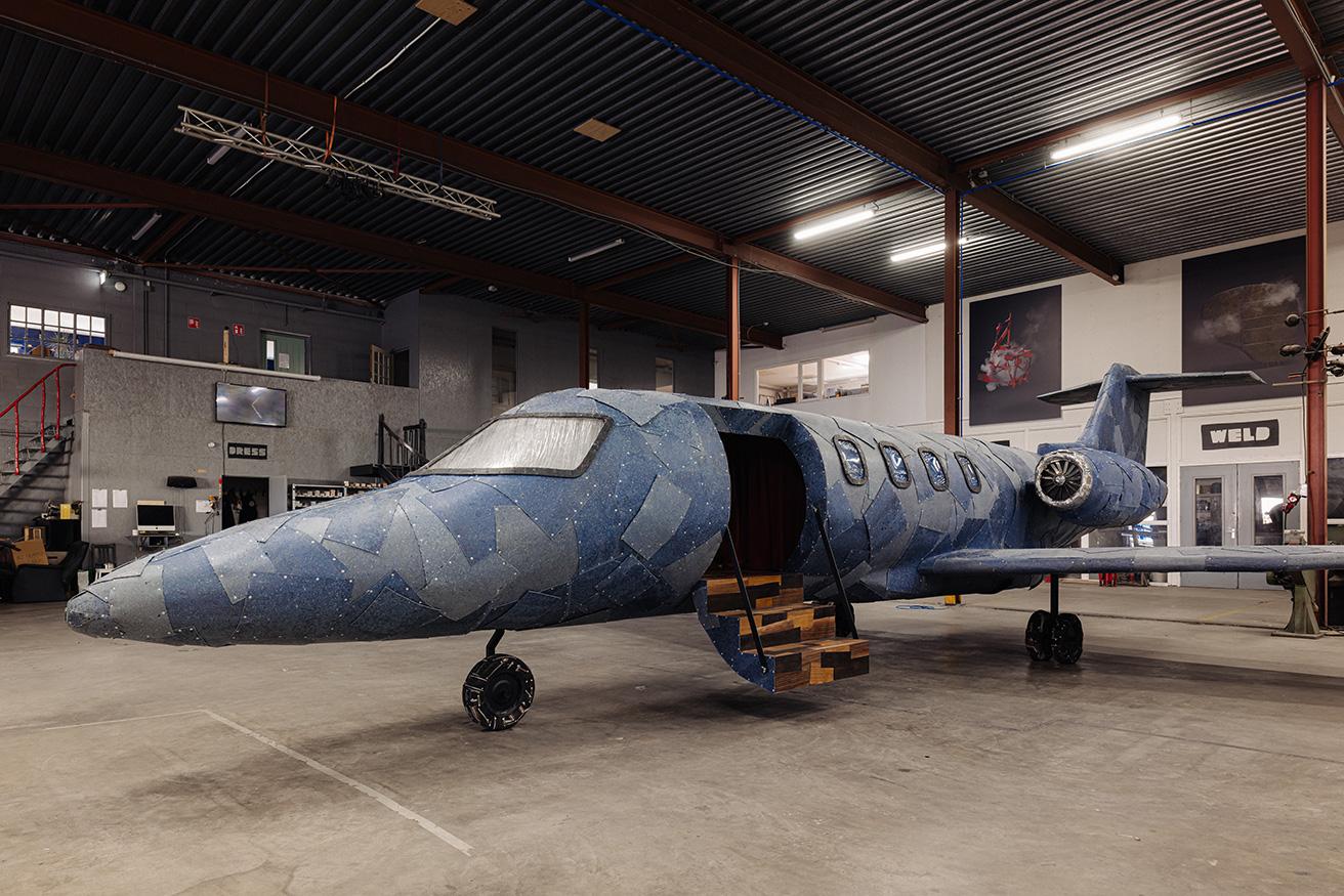 展覧会場では、廃棄デニムから作った素材で覆われた15mものジェット機のアート作品も登場。消費活動を象徴するジェット機と廃棄デニムのアンバランスさがインパクトを放つ。