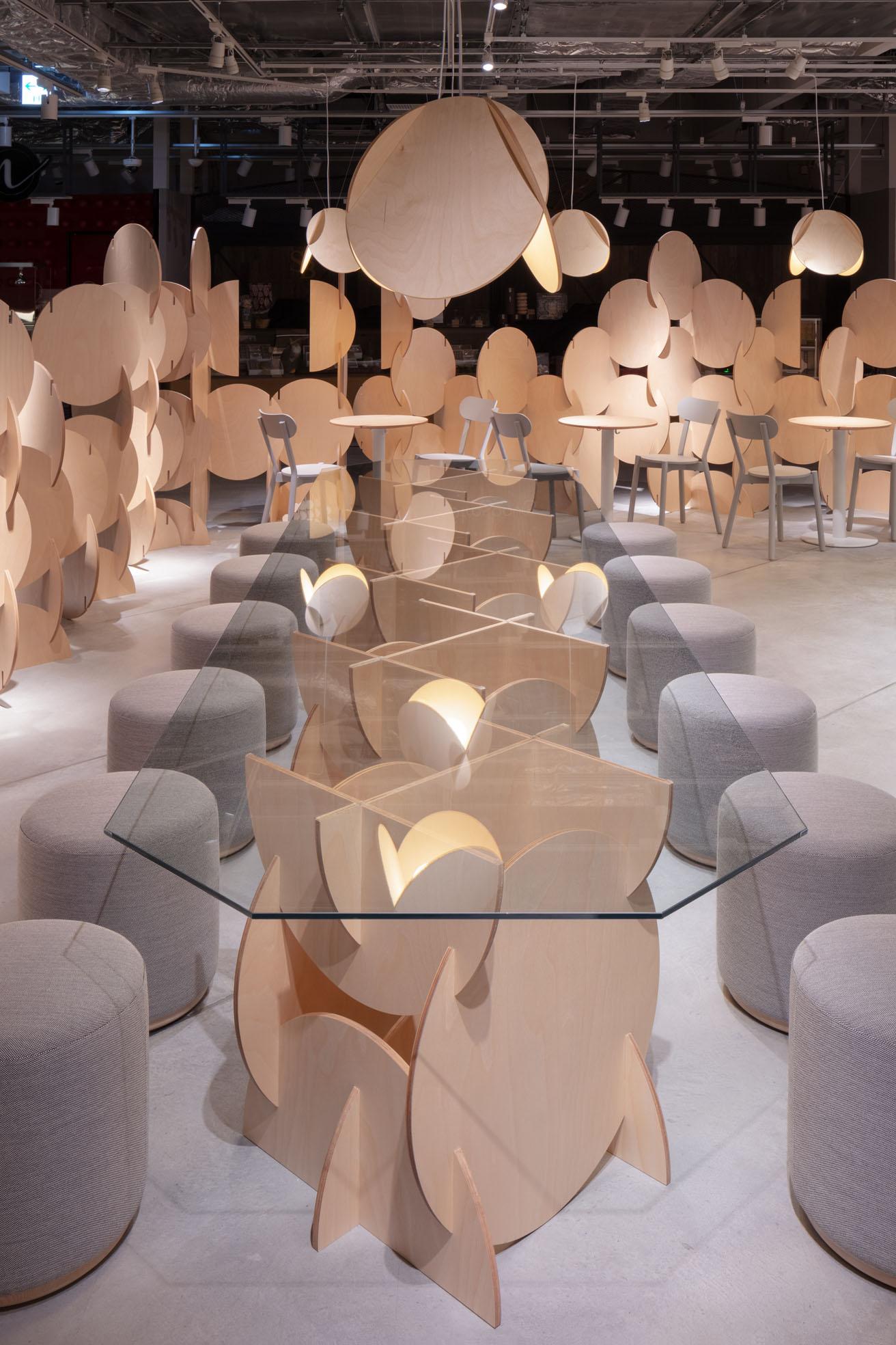 テーブルにもパーティションと同じ円ピースを使用。写真は、ガラスの天板を組み合わせた12人用の〈ohagi BIG テーブル〉。