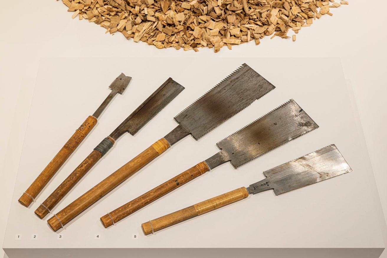 日本製の鋸。刃こぼれしているものもあり、実際に使用していた故と思われる。指物師の元で修行を積んだノグチは、日本の木工用の道具のほとんどを使いこなせており、その道具一式を持って渡米したそうだ。