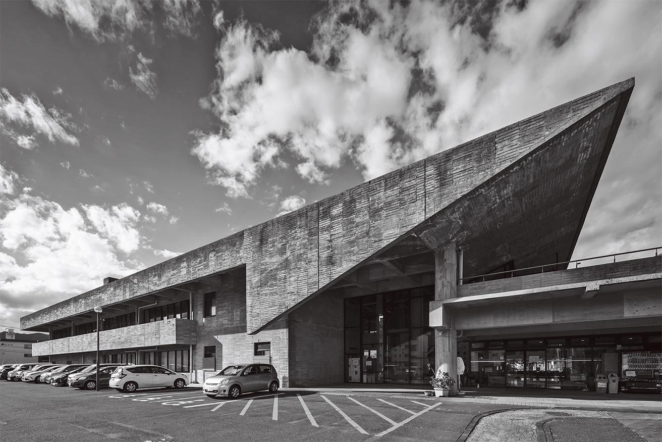 臼杵市中央公民館（1979年）／日建設計　ブルータリズムの流行が既に終わりを迎えていた時代の建築のため、その存在を知る人自体が極めて少ない隠れた名作。