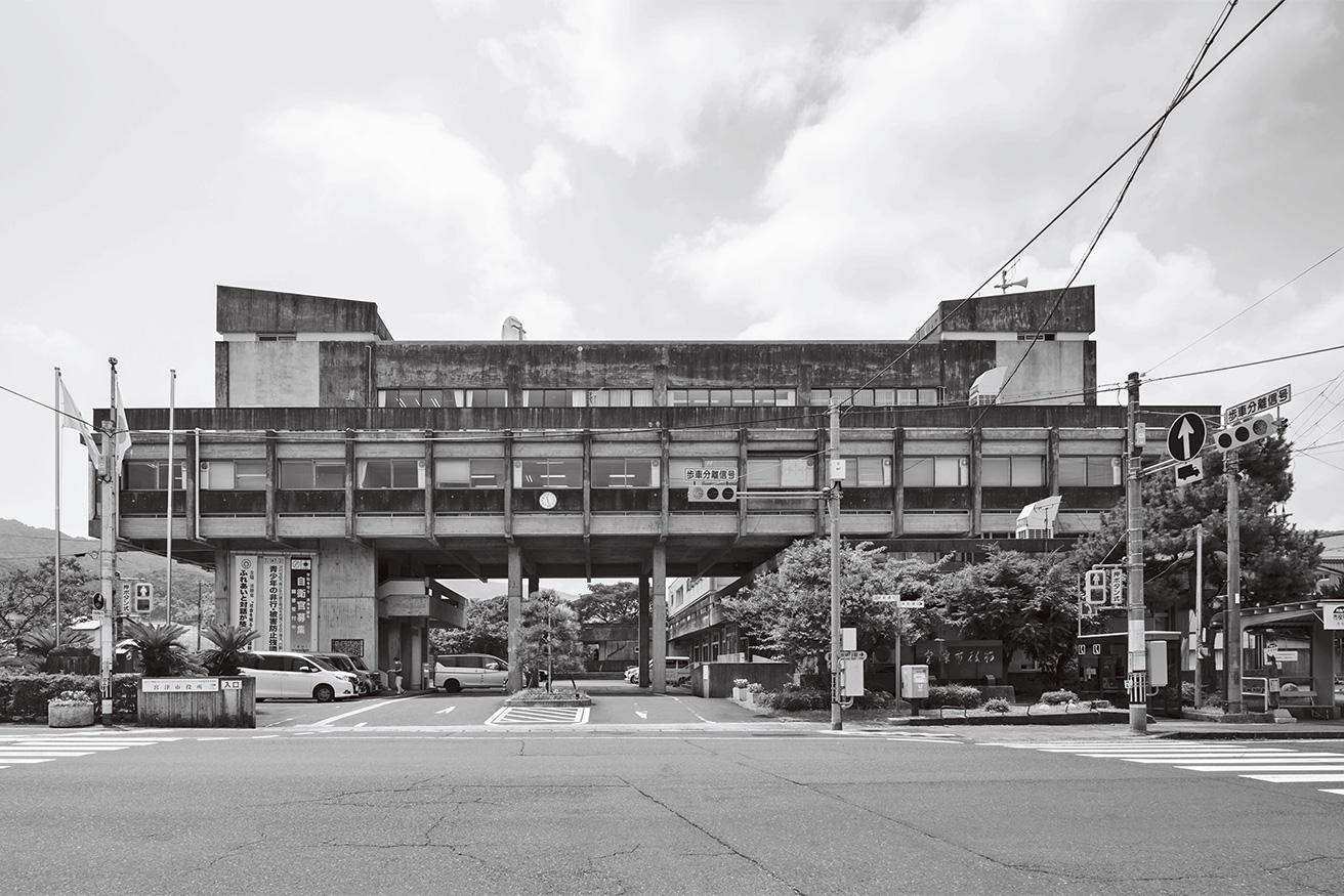 宮津市庁舎（1962年）／沖種郎・設計連合　設計者が「ジャングルジムシステム」と名づけた、各方角に伸びる3つの建築ブロックが特徴だ。