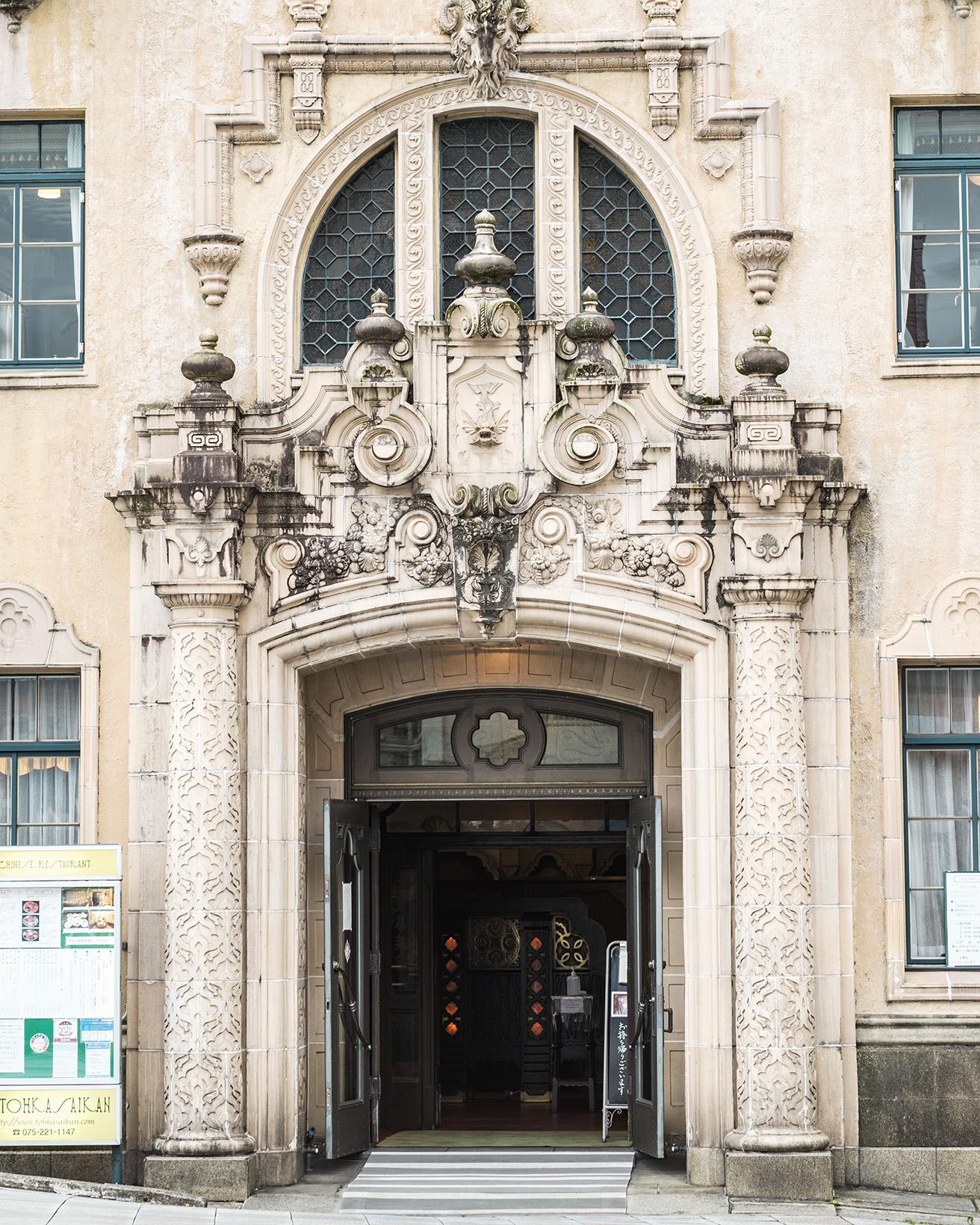 玄関のバロック風のテラコッタ装飾が見どころの一つ。