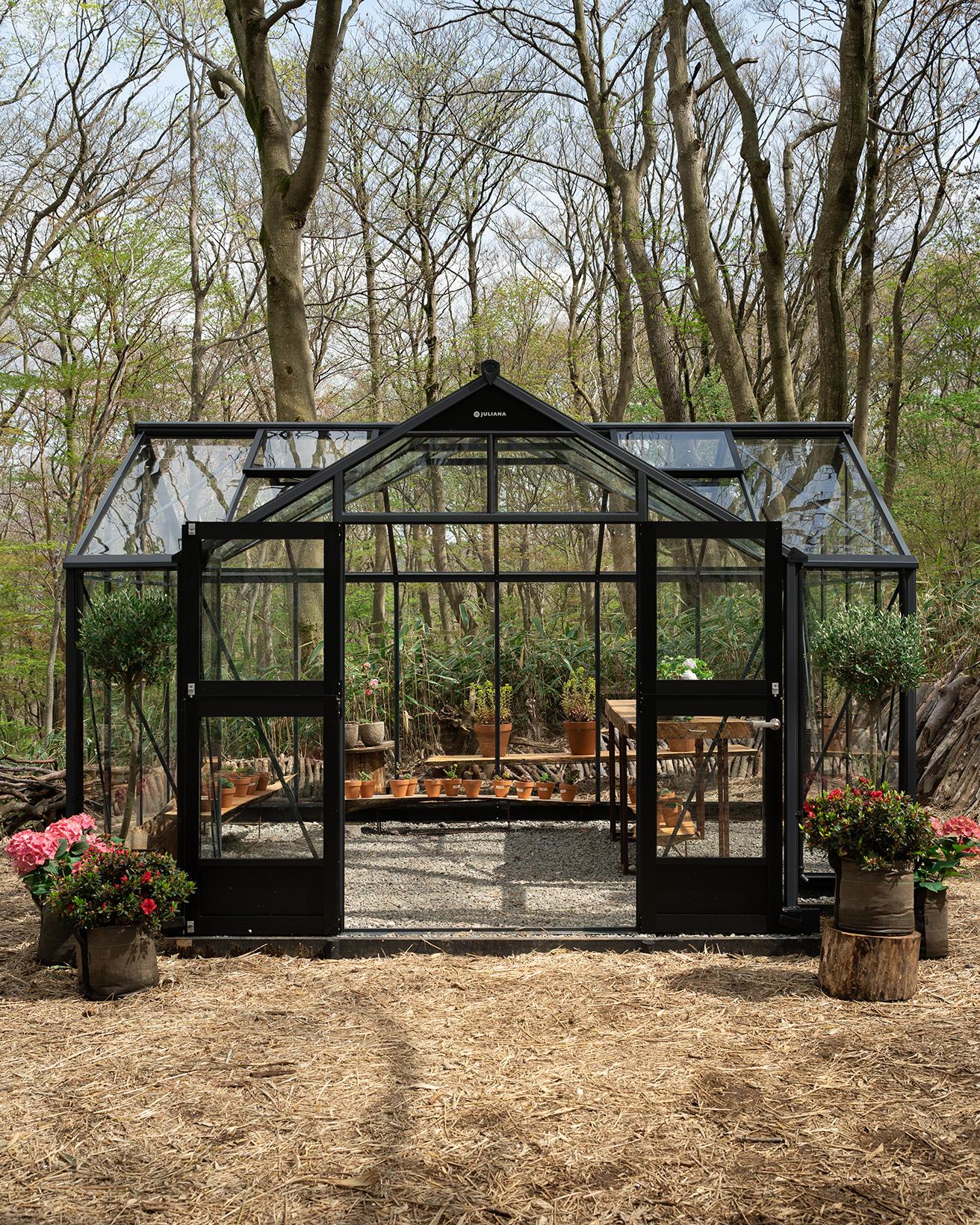 パピリオンと呼ばれるガラス製の温室を巡りながら散策を楽しむ。写真の〈ショップパビリオン〉では、厳選したガーデングッズや花の苗などを販売予定。