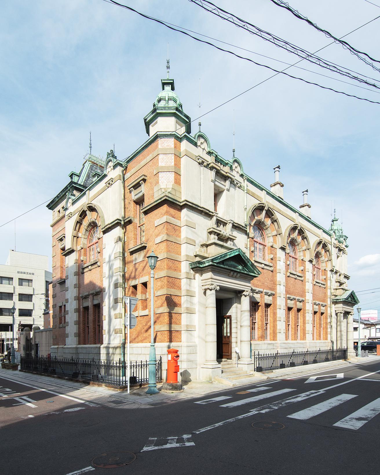 〈旧唐津銀行〉（1912年）。「辰野式」と呼ばれる特徴がファサードに見られる。佐賀県指定重要文化財。