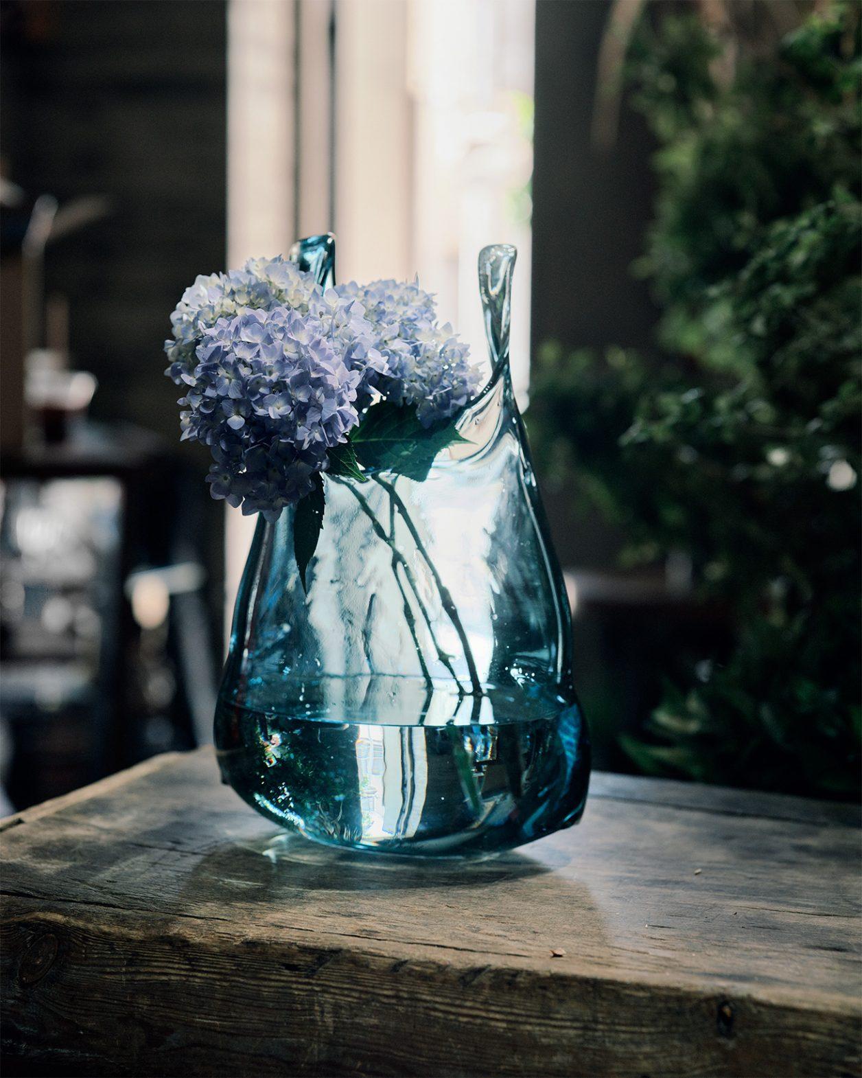 【今週の花と器】紫陽花と〈アン・ドンゼ &amp; ヴァンサン・シャニョン〉の《デバル トン サック》｜6月