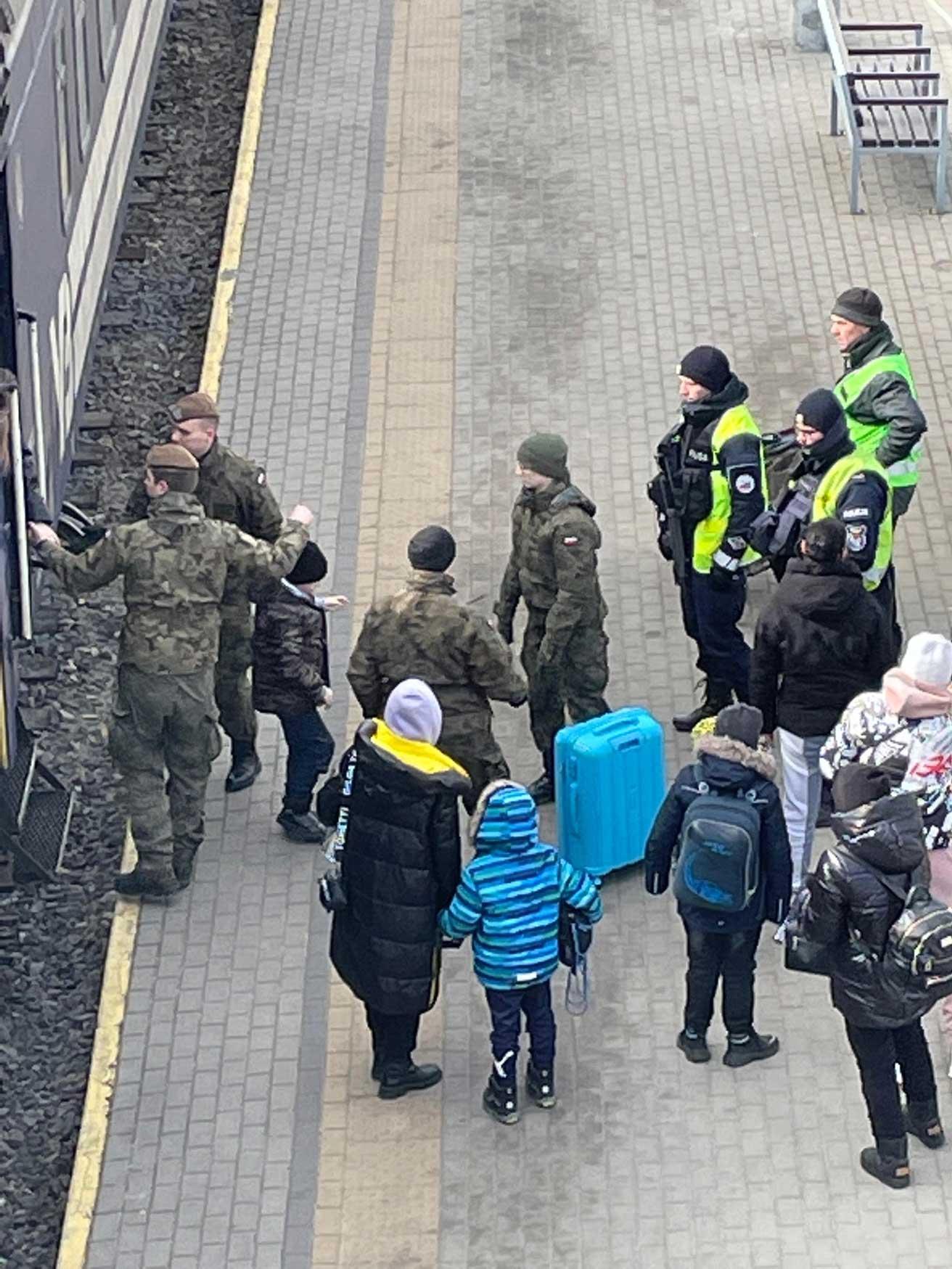ヘウム駅に到着した難民たち。photo_VAN

