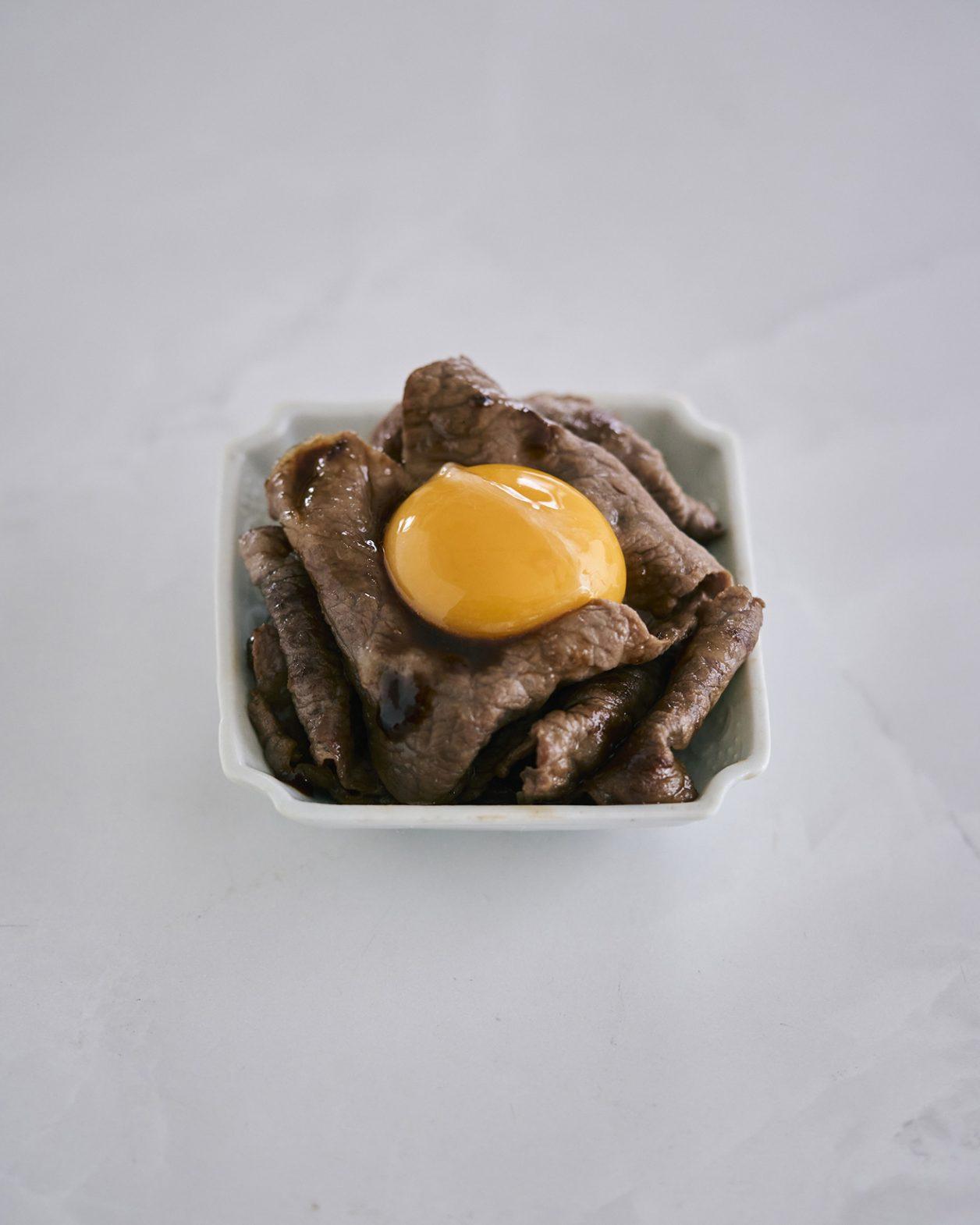 【365日豆皿つまみ】お肉のすき焼き｜6月 and recipeのたまごつまみ