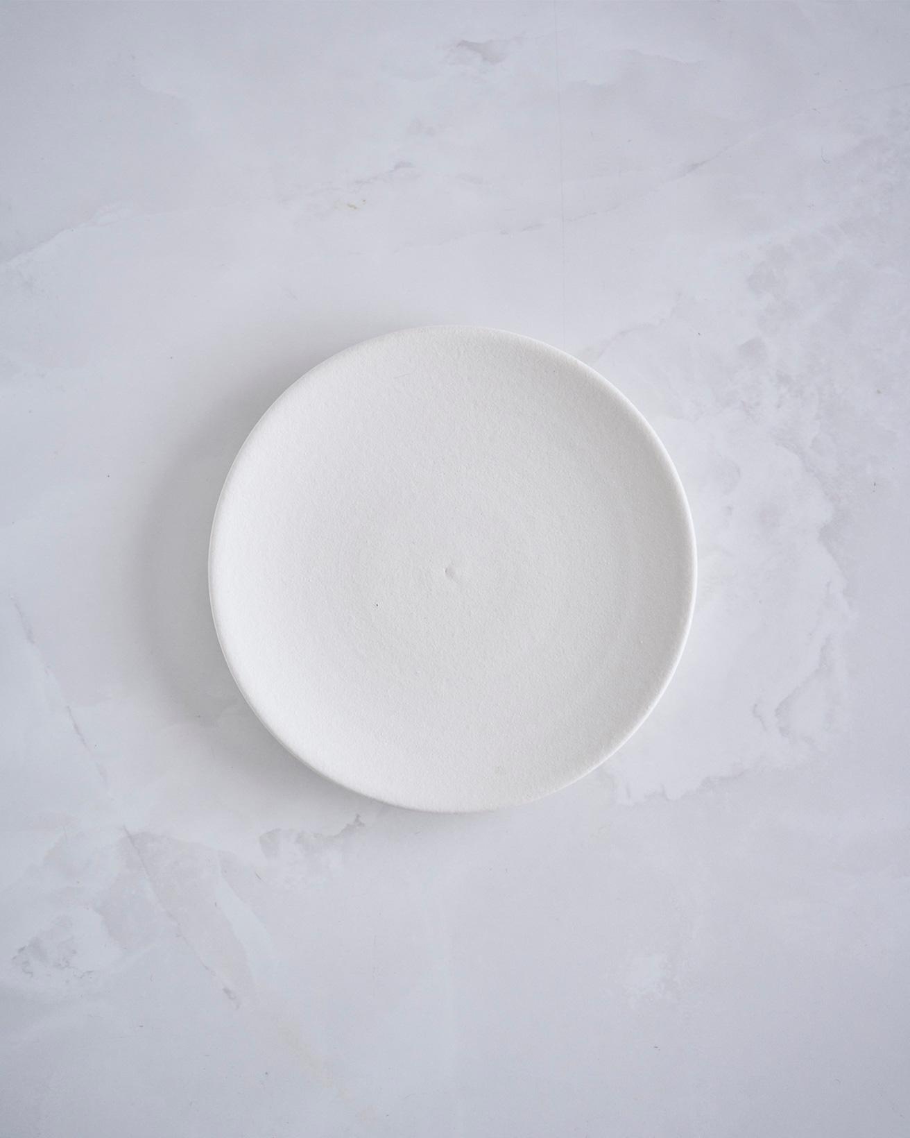 青山の〈Found muji〉で購入した信楽焼のお皿です。粉引のざらっとした感じで、白が生成りっぽくない本当の真っ白。窯元を見学したときに見る、釉薬をかける前の皿のようなニュートラルさがありますね。