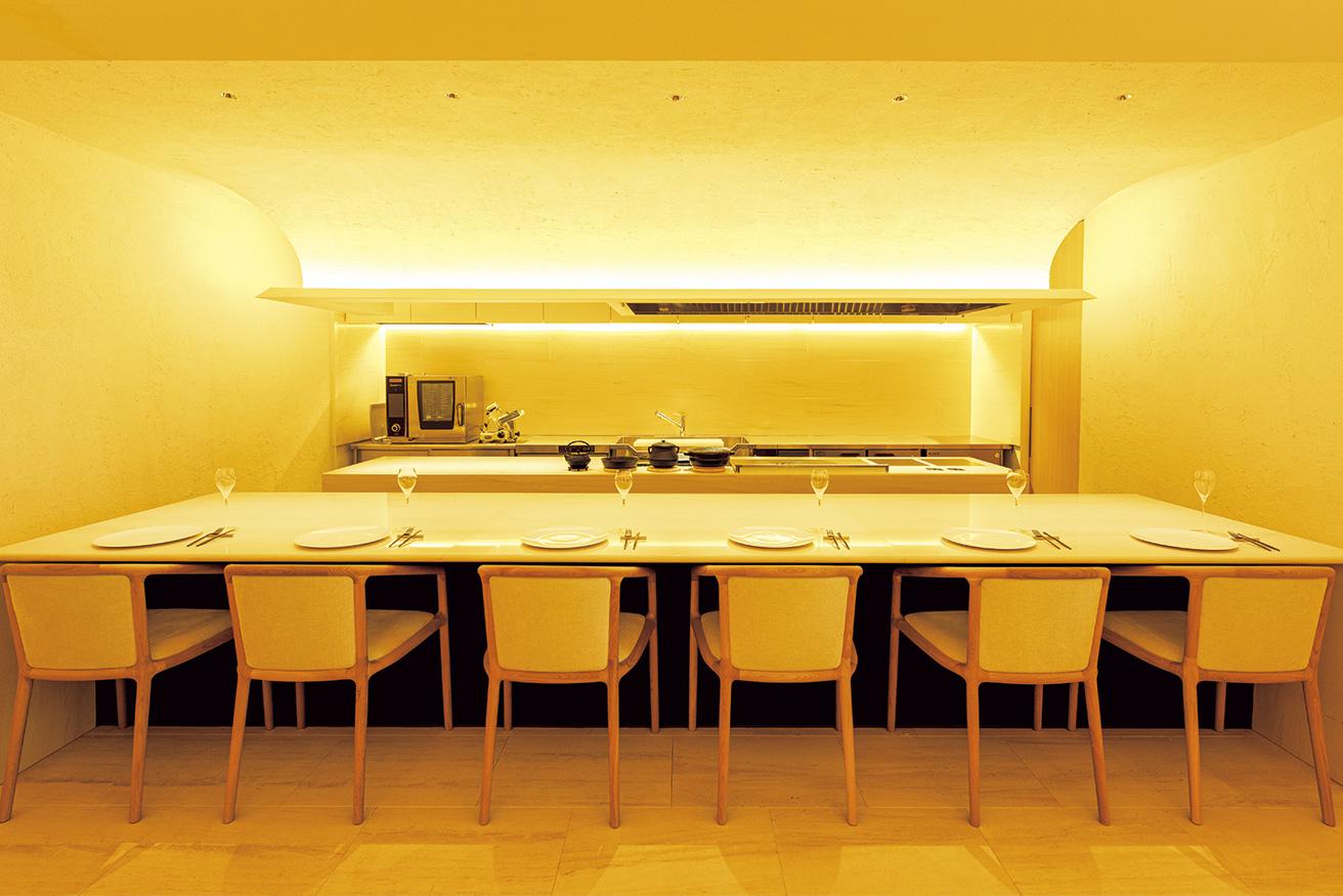  【 レストラン 】 東京の有名店で腕を磨いた石橋和樹シェフがコースを提供。ワインバーを併設。〈cépages〉18時〜24時。水曜休、月2回不定休。Instagram: @cepages_restaurant