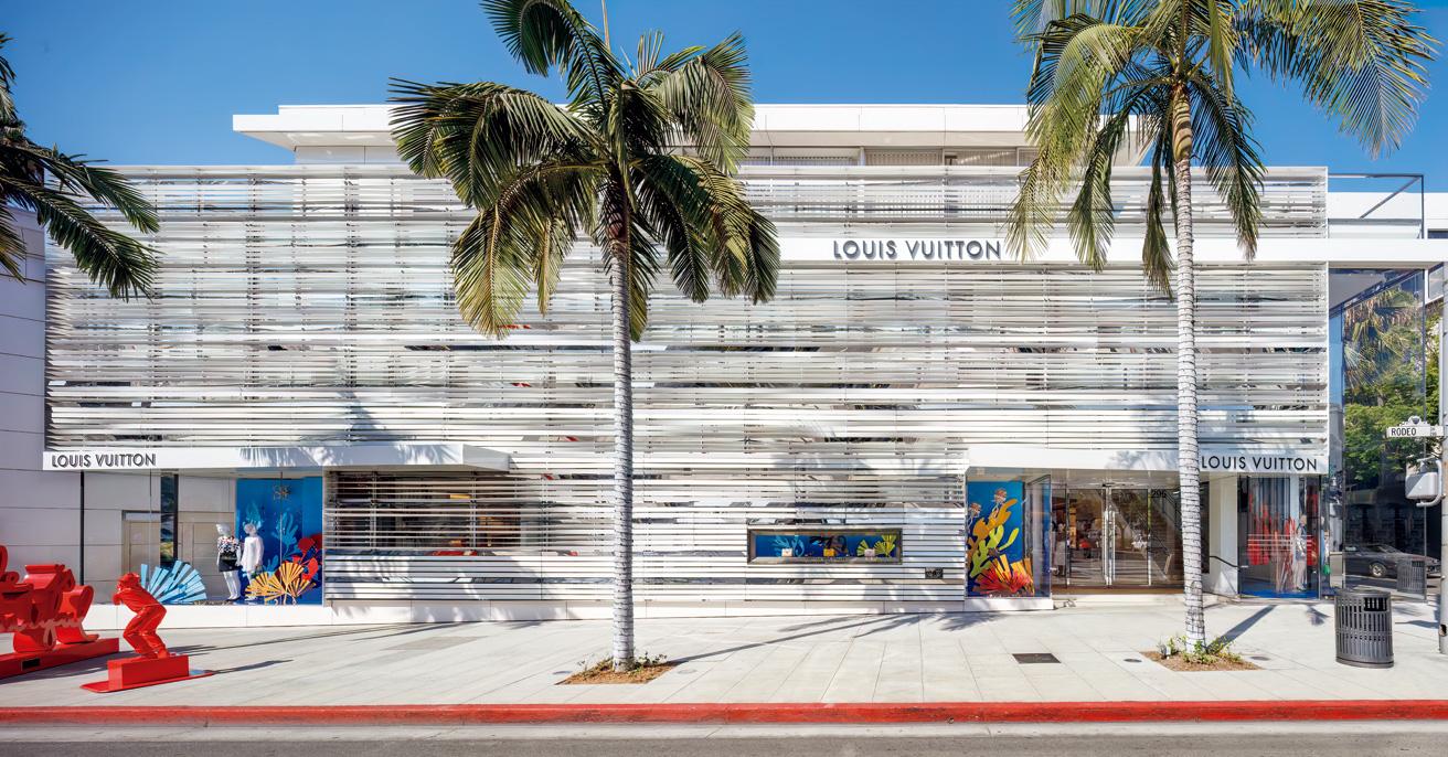 LOS ANGELES〈ビバリーヒルズロデオドライブ店〉by ピーター・マリノ　〈ルイ・ヴィトン〉にまつわる建築設計を30か所以上行っているピーター・マリノ。水平ラインを強調し、ガラス窓の前にスリットを作ったファサードからは、ゴールドバーガーが「リチャード・ノイトラの洗練さを思い起こさせる」と記述するよう、LAのモダニズムからの影響が。420 North Rodeo Drive 90210 Beverly Hills, US。(c) Louis Vuitton Malletier/Brad Dickson