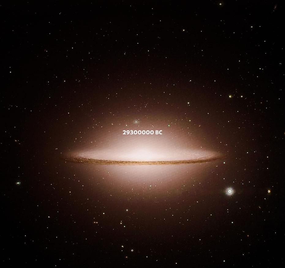 『TIME』シリーズ《Sombrero Galaxy M104》。人間の中にある自然への信仰、精神的な思想、それらを生み出した大宇宙との対比を感じ取れる作品。© KensakuKakimoto、天体画像提供：国立天文台