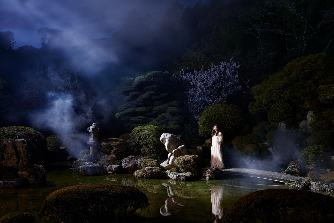 清水寺の庭園、別名“月の庭”のランドスケープと女神を撮影した『KAN-NON』シリーズ《月の庭暗》。© KensakuKakimoto