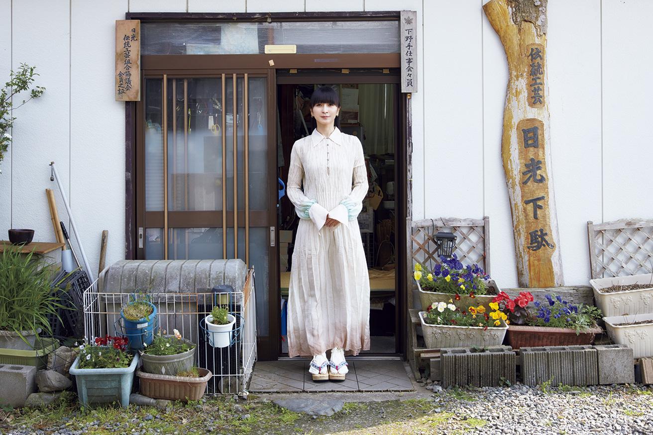 At the workshop of Mr. Masashi Yamamoto. He founded the shop about 35 years ago in response to the shortage of trained successors in crafting. Our shopkeeper KASHIYUKA  is wearing Nikko geta with tabi-style (single-toed) socks constructed of cotton. “The parts in contact with the feet are soft and comfortable! And there’s also a feeling of stability.”