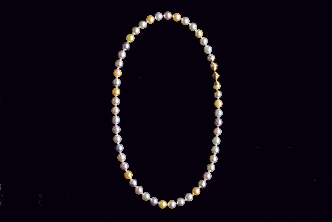 YUTAI《Sectional Pearl Necklace - Multi Color Pearls》979,000円。