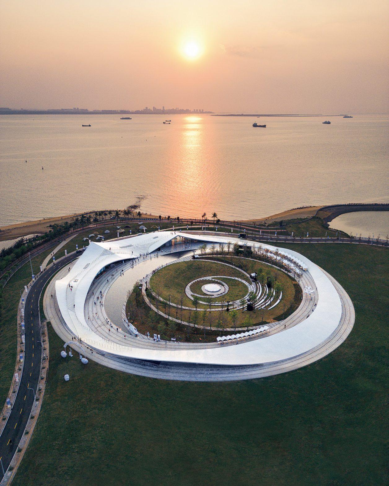 中国の海沿いに現れた、藤本壮介設計のパビリオン。