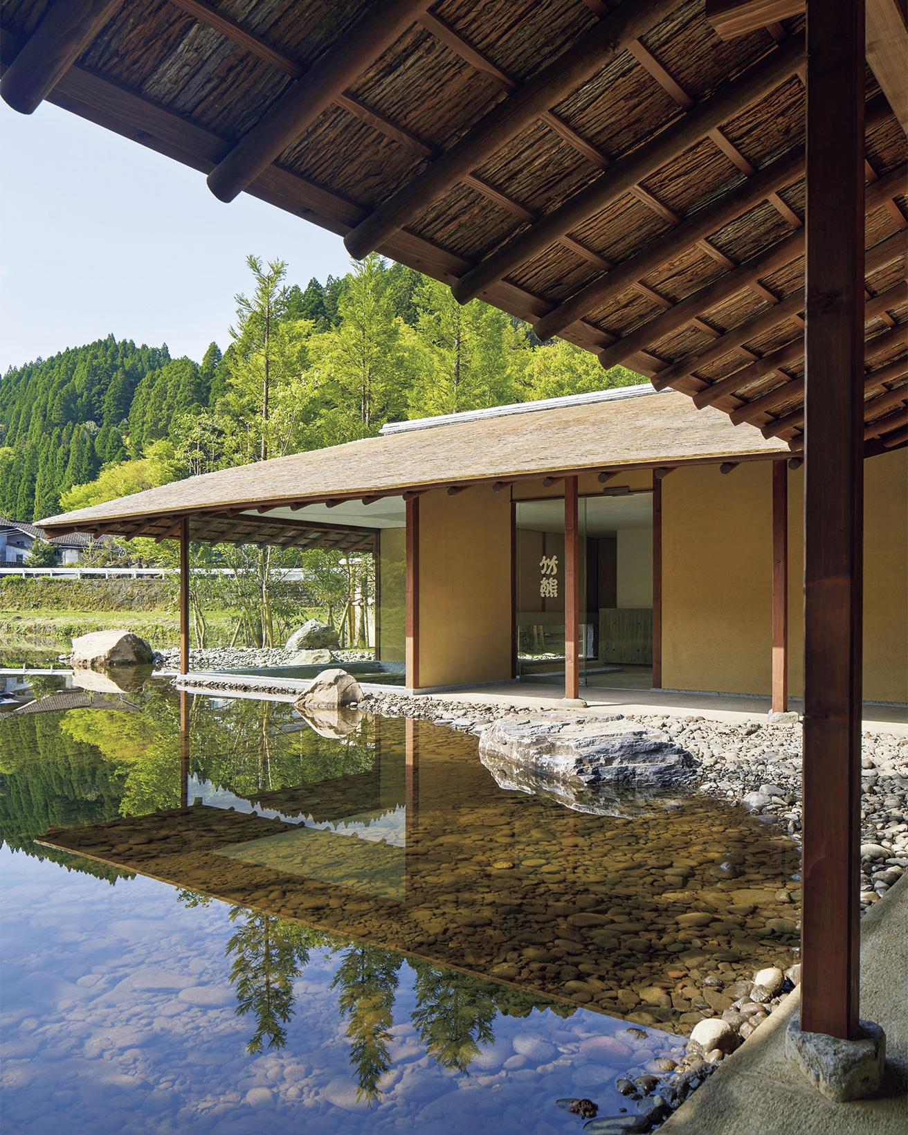 杮葺き屋根に磨き丸太の棟木など伝統的な日本建築の様式を現代の視点で見つめ直した空間。