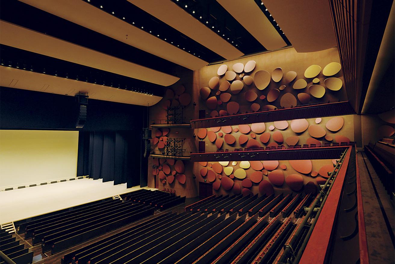 茨城県内最大となる2,000席の大ホール。壁面の音響反射パネルは梅がモチーフ。