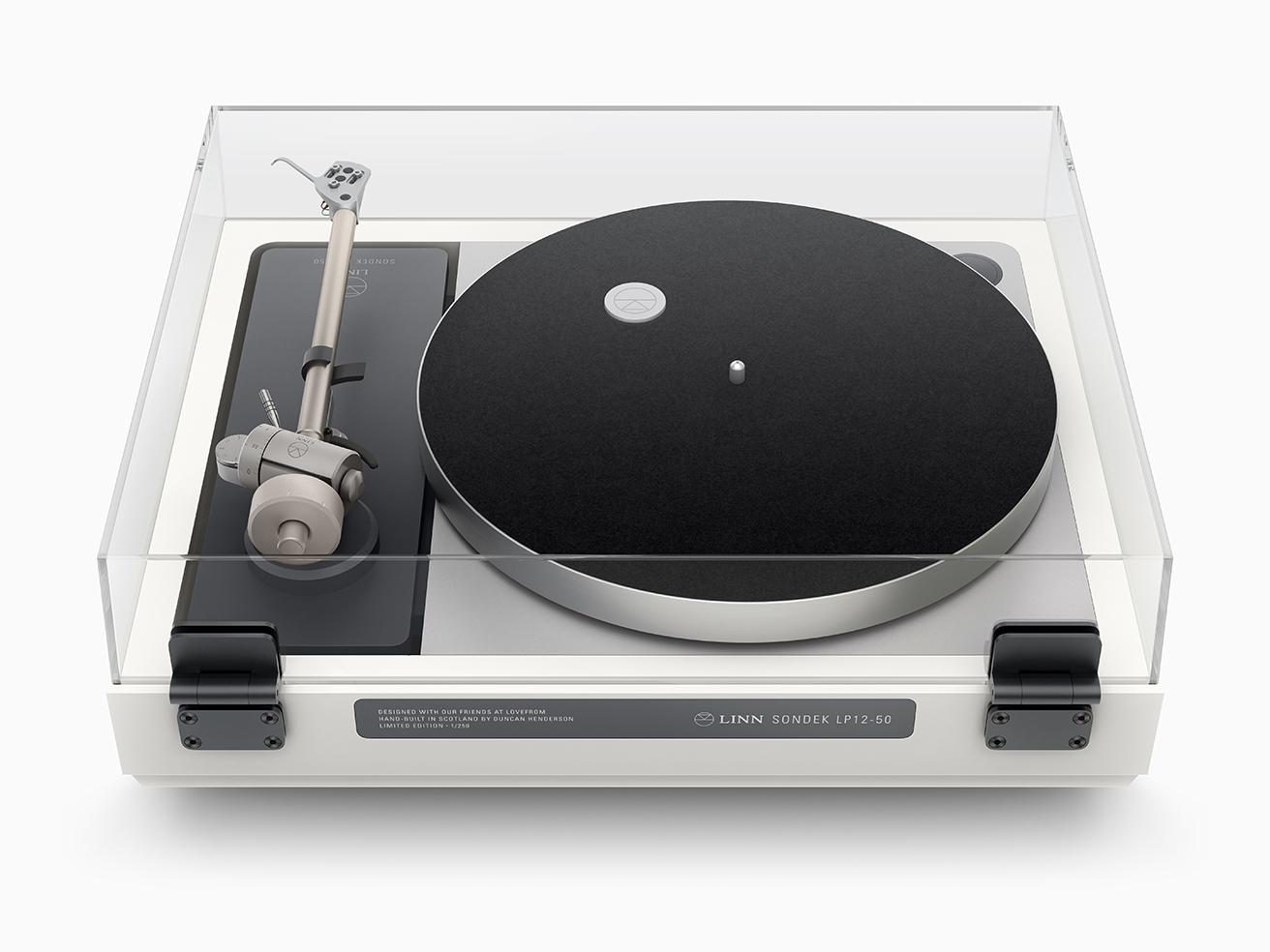 〈LoveFrom〉のリデザインによる《Sondek LP12-50》発表50周年記念モデル（Lacquer）。