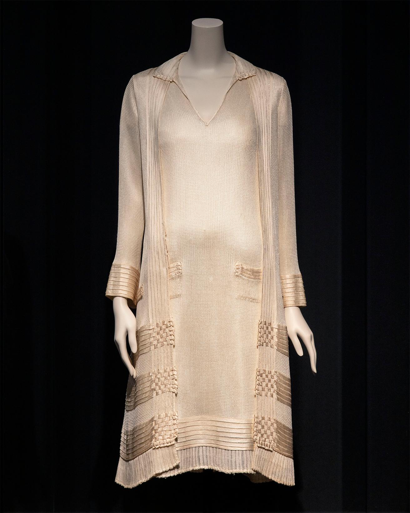男性用下着の素材とされていたアイボリーのシルクジャージーを、女性用アイテムの素材へと転換した。「ドレスとジャケットのアンサンブル」（1922-1928年）。（パリ、パトリモアンヌ・シャネル所蔵）