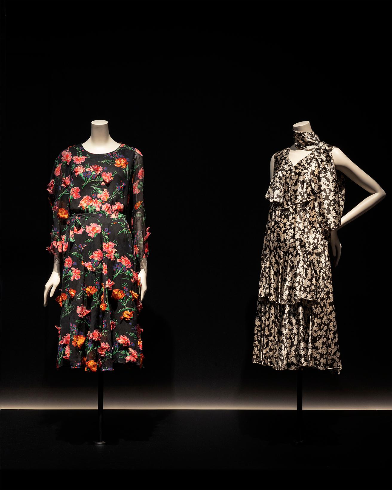 モノトーンの小花柄がシックな「ドレスとスカーフのアンサンブル」（右・1930年頃）。切り抜きやインサーション、アップリケの技法が取り入れられた「デイ・ドレス」（左・1930年春夏）。