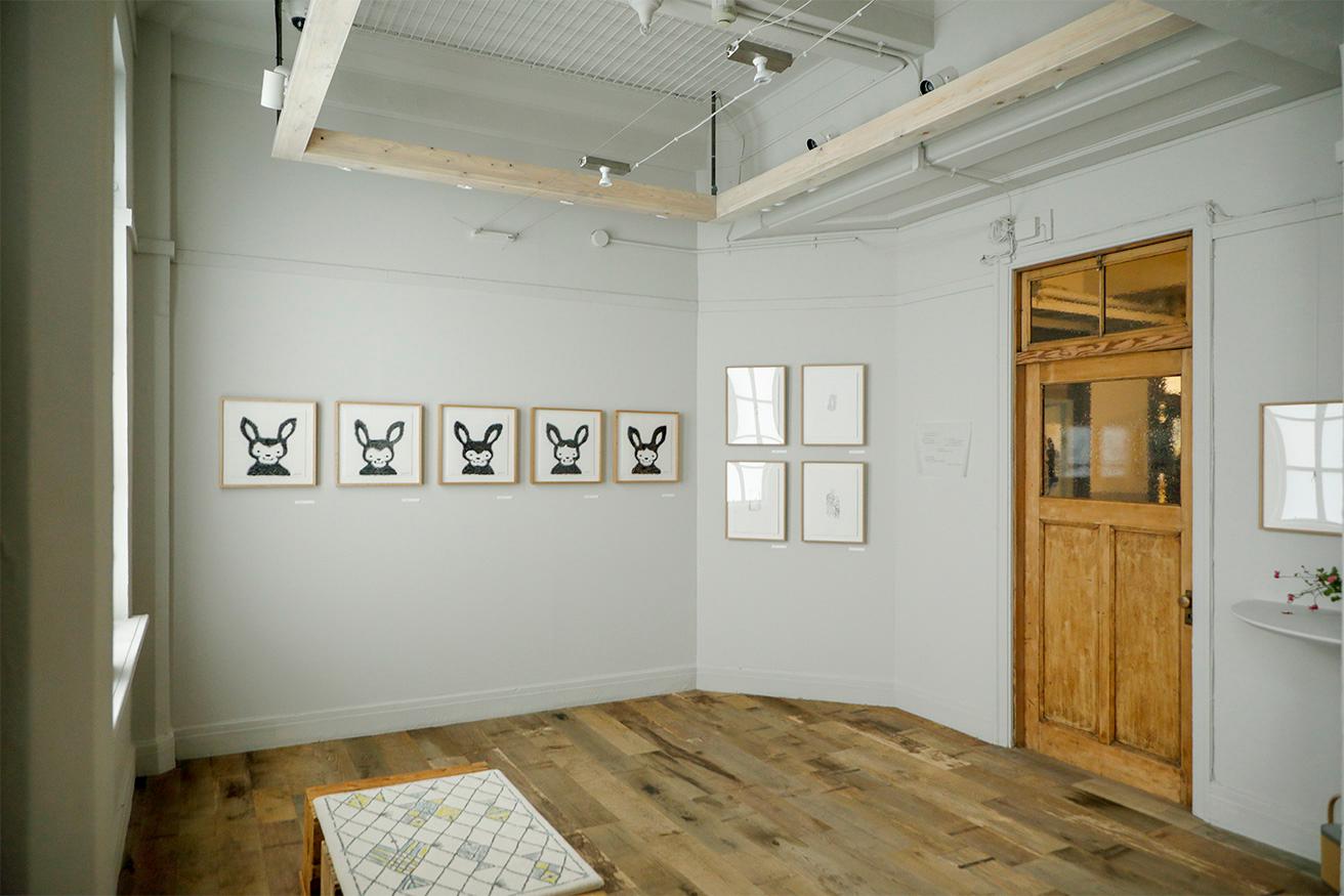 ギャラリーでありながら部屋を思わせる温もりもある。展示作品はすべて購入可能。