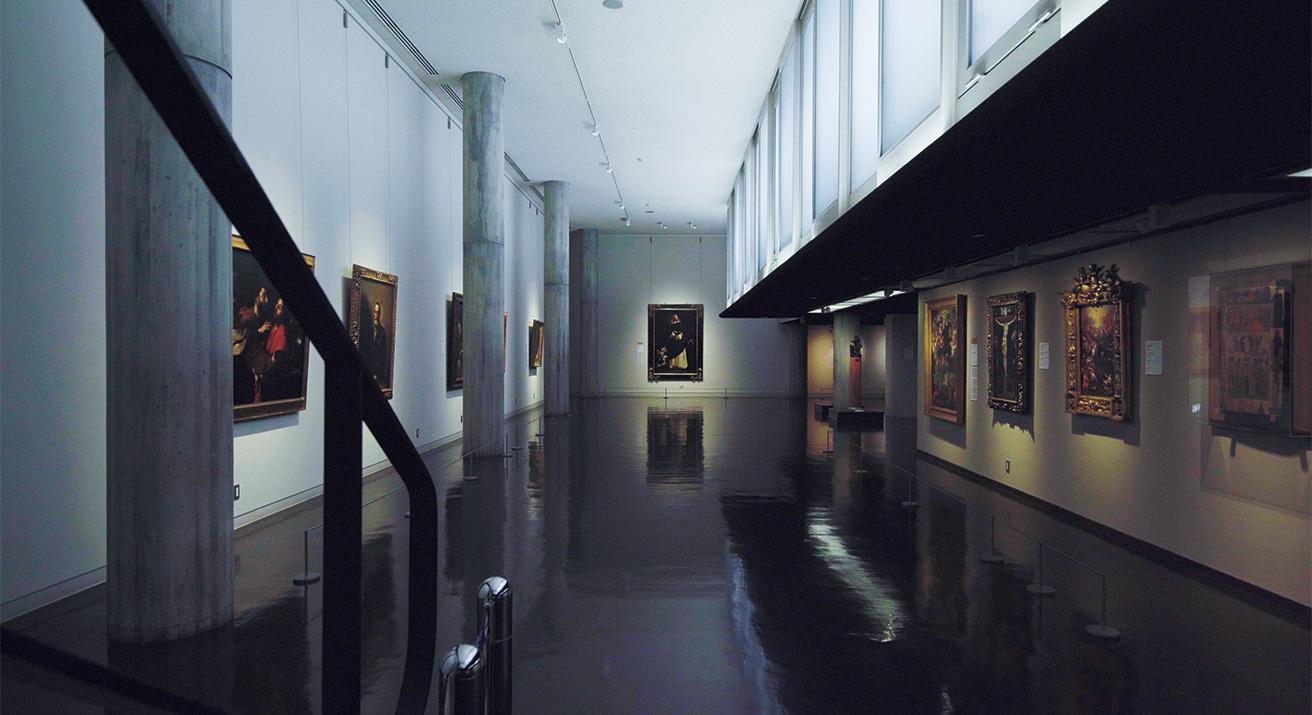 ル・コルビュジエが設計した〈国立西洋美術館〉本館の展示室。