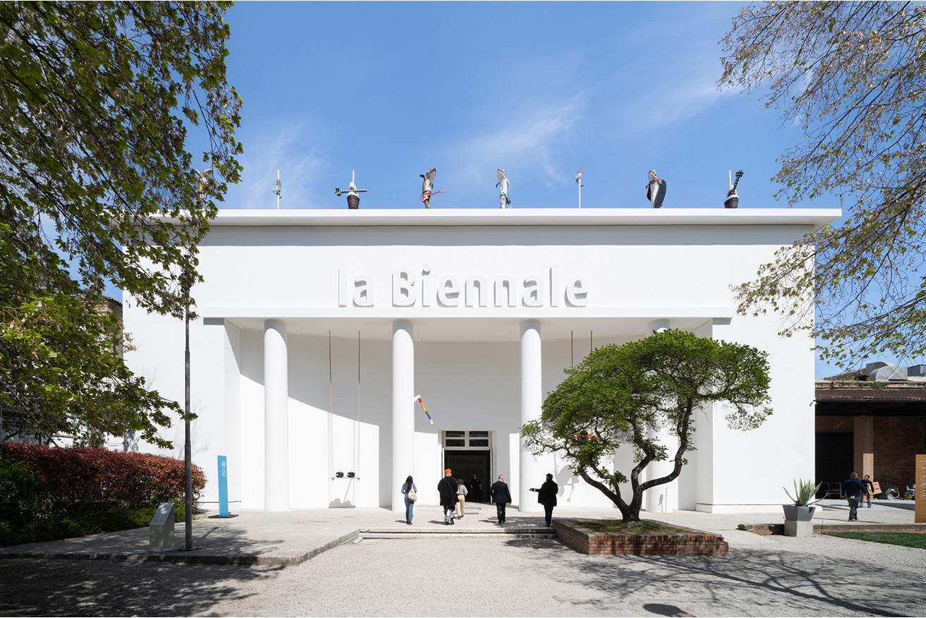 メイン会場のひとつ〈ジャルディーニ〉にあるビエンナーレ館。ここともうひとつのメイン会場〈アルセナーレ〉の大部分で企画展の展示が行われる。屋上にはドイツ人作家コジマ・フォン・ボニンのインスタレーション作品が。photo_Marco Cappelletti