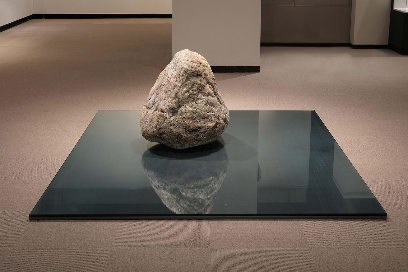 《関係項》　1968/2019年　石、鉄、ガラス　石：約80× 60×80cm、鉄：240×200×1.6 cm、ガラス：240×200×1.5 cm 森美術館、東京　photo: Kei Miyajima