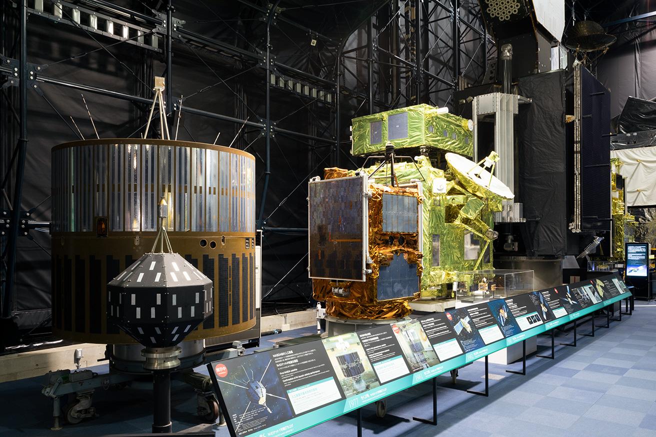 日本の宇宙開発史を語る技術試験衛星「きく」。
合計8基打ち上げられた衛星の試験モデルを展示。写真左から1号、3号、4号、7号。