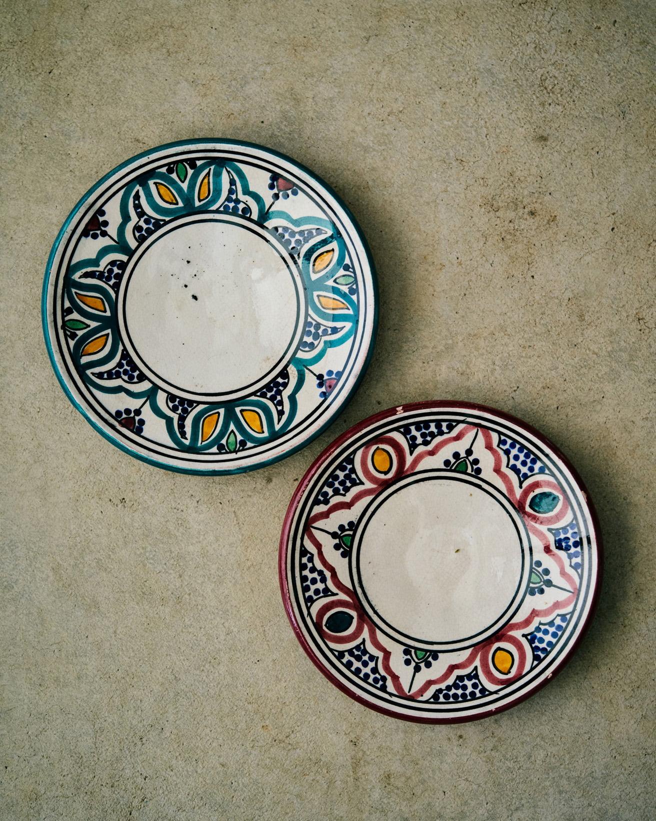 旅行でモロッコを訪れたとき、独特なエキゾチックな絵柄のお皿がすばらしすぎて好きすぎて、現地で腕がちぎれそうになるくらい買いました。大小購入しましたが、こういう小さいお皿はむしろお土産屋さんっぽいところの方がよく揃っていました。