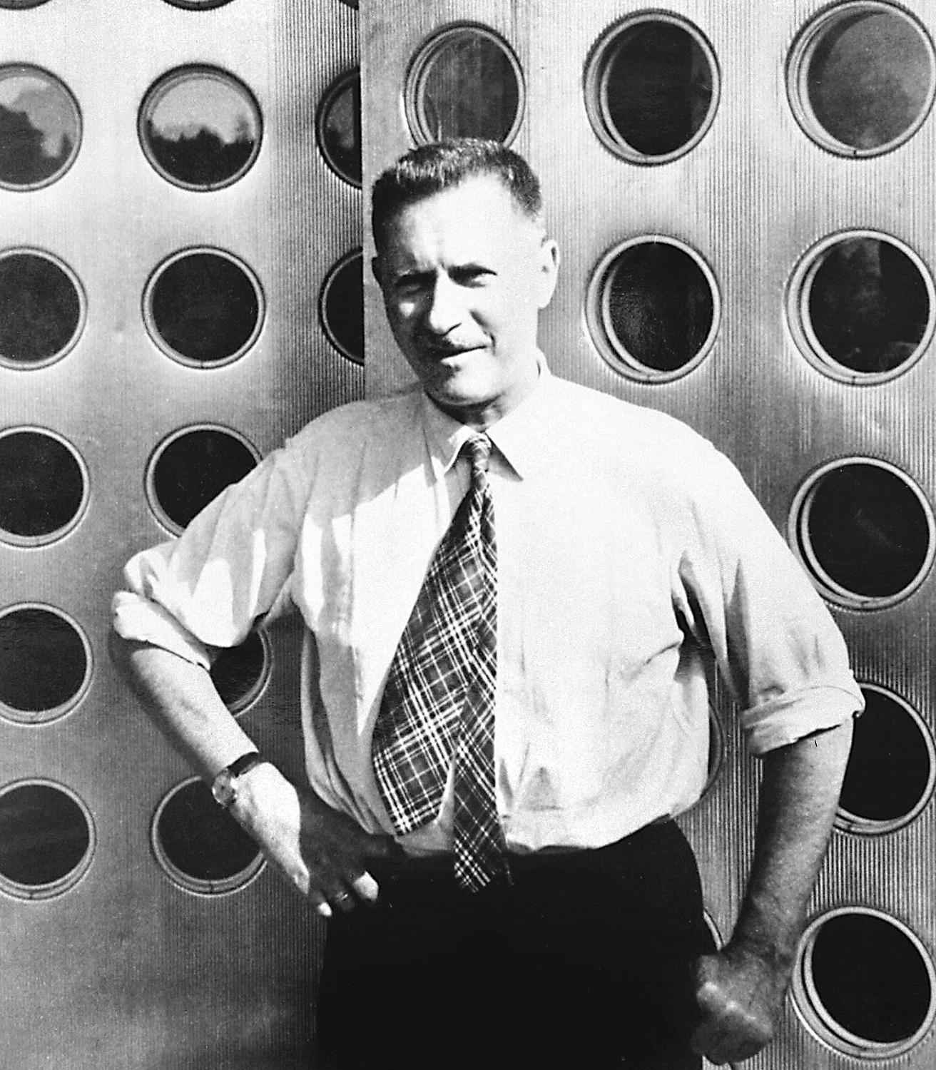 ジャン・プルーヴェ（1901～1984）。フランスを拠点に、ル・コルビュジエやシャルロット・ペリアンとも協働した。エンジニアでありデザイナーとして知られる彼は、自らを “建設家” と称した。