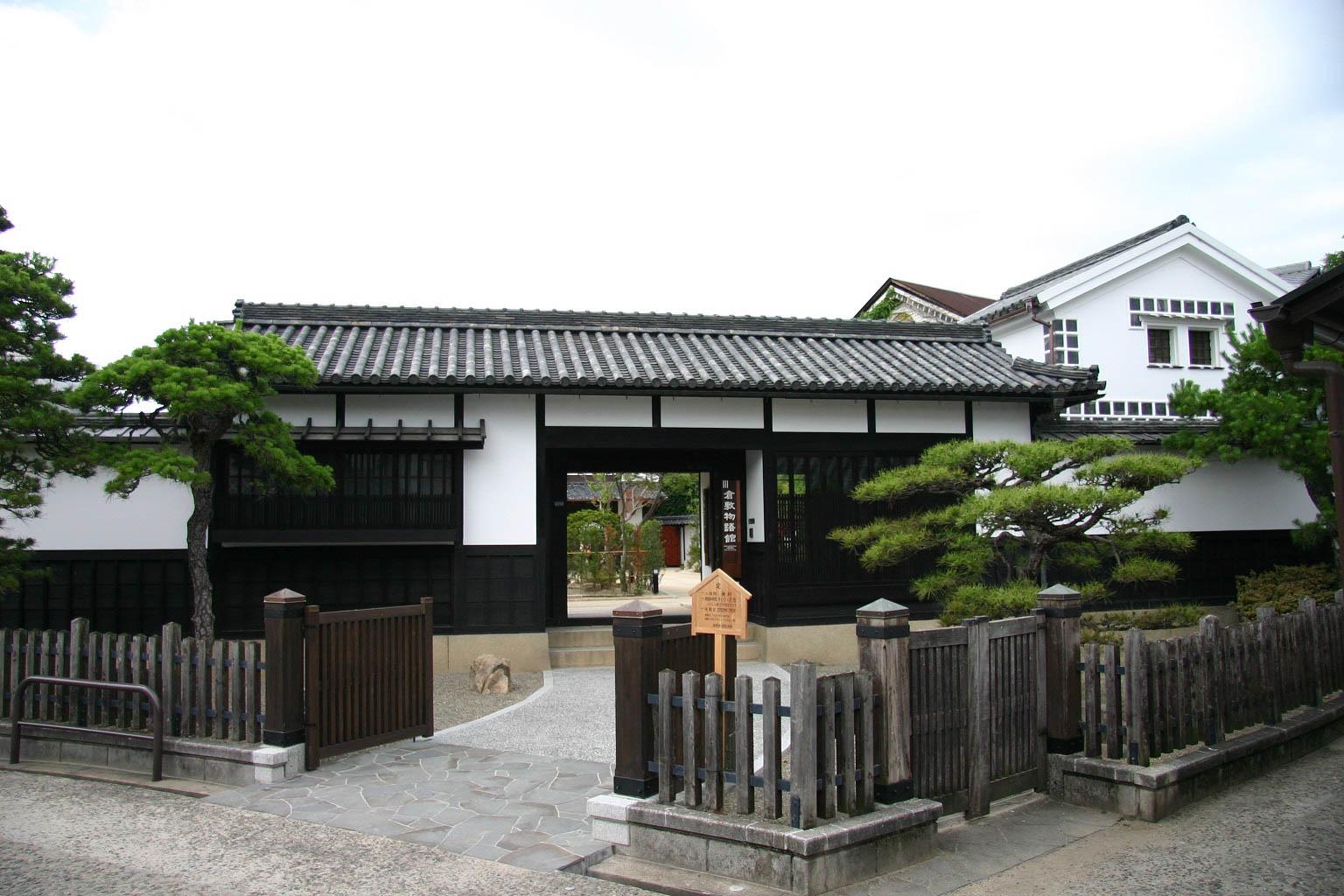 江戸時代中期に建てられたとされる旧東大橋家住宅を倉敷市を改修し、2009年に開館した〈倉敷物語館〉。館内には展示室や情報コーナー、多目的トイレ、貸部屋なども用意している。