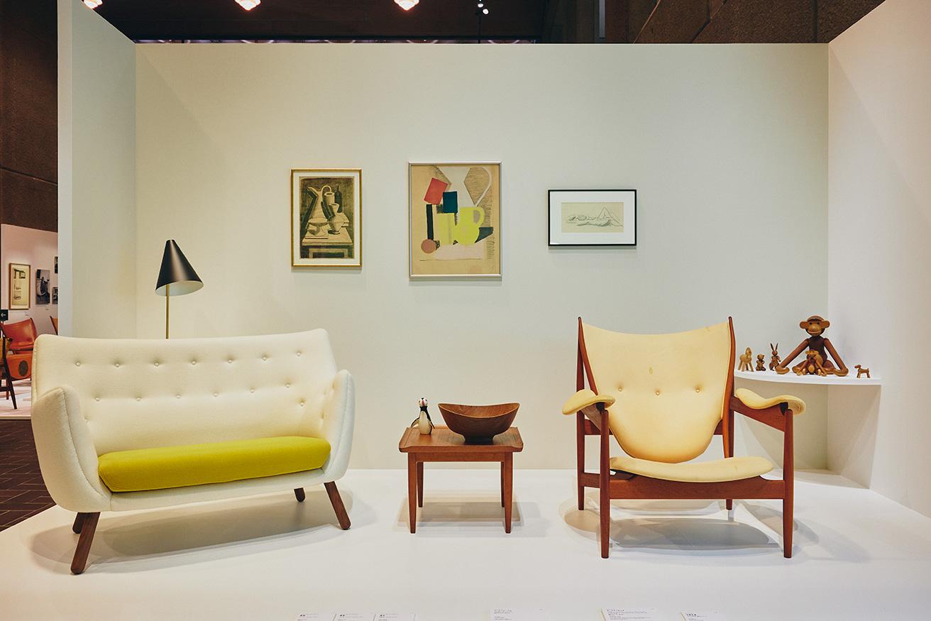 展示より、フィン・ユールの代表的な家具でスタイリングされたコーナー。彫刻的で優美なフォルムを得意とし、時には照明や木製の日用品などもデザインした。