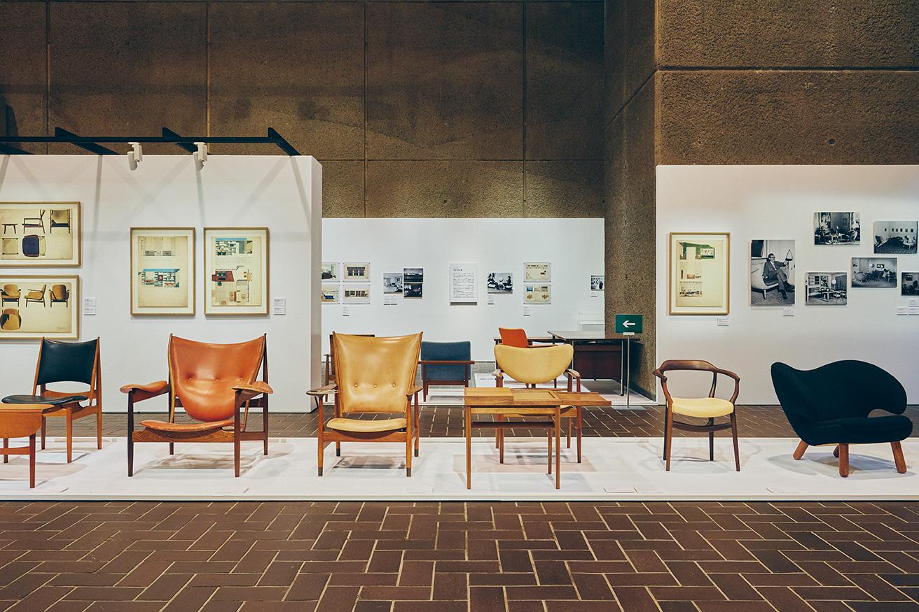 展示会場に並んだ、フィン・ユールの手がけた名作椅子の数々。