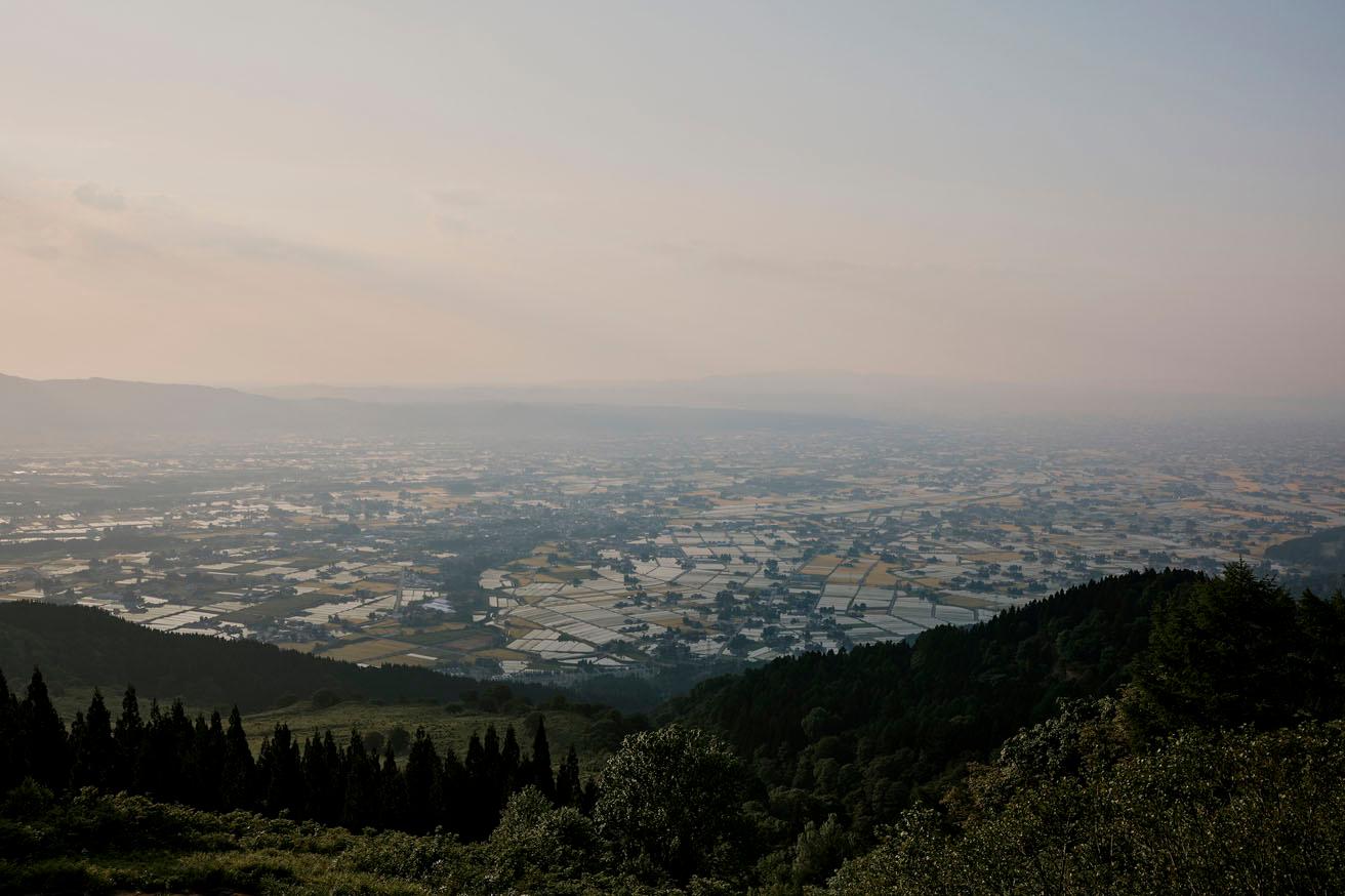 砺波平野は日本三大散居村のひとつ。500年の歳月が育んだ独自の風景は、国の重点里地里山にも指定されている。