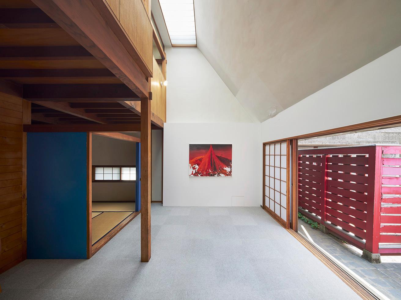〈松川ボックス〉1階の居間に展示されたアニッシュ・カプーアの絵画作品。右側はテラス、左側は和室になる。