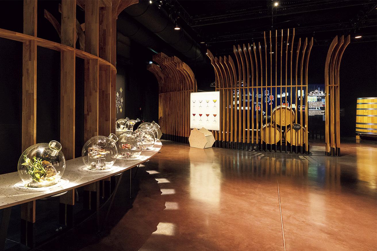 ワインの香りを素材で体感させる展示室。