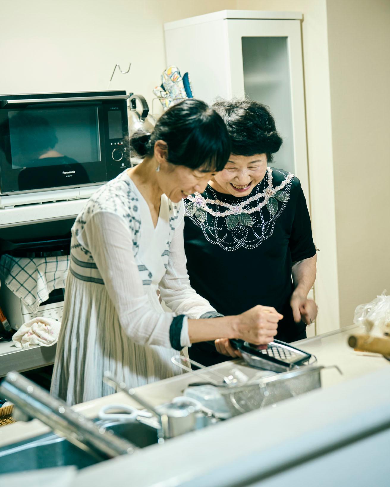 長崎の料理研究家の脇山順子さんと冷水さん。
