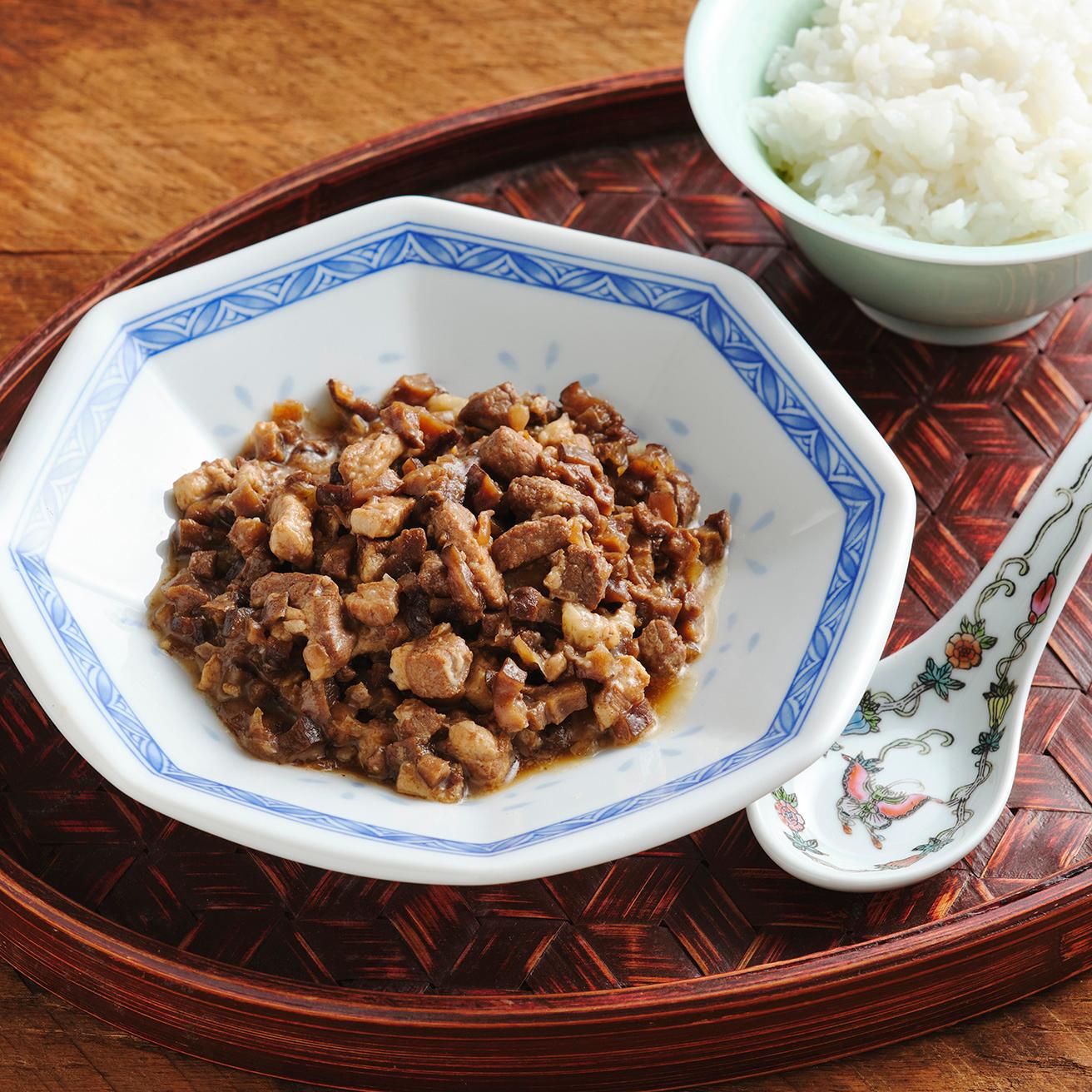 豚バラ肉を醤油と砂糖で甘辛く味付けした、台湾の人気メニュー《魯肉飯（ルーローハン）》。ほどよく効いたスパイスとやわらかく仕上げた豚バラ肉が食欲をそそる！