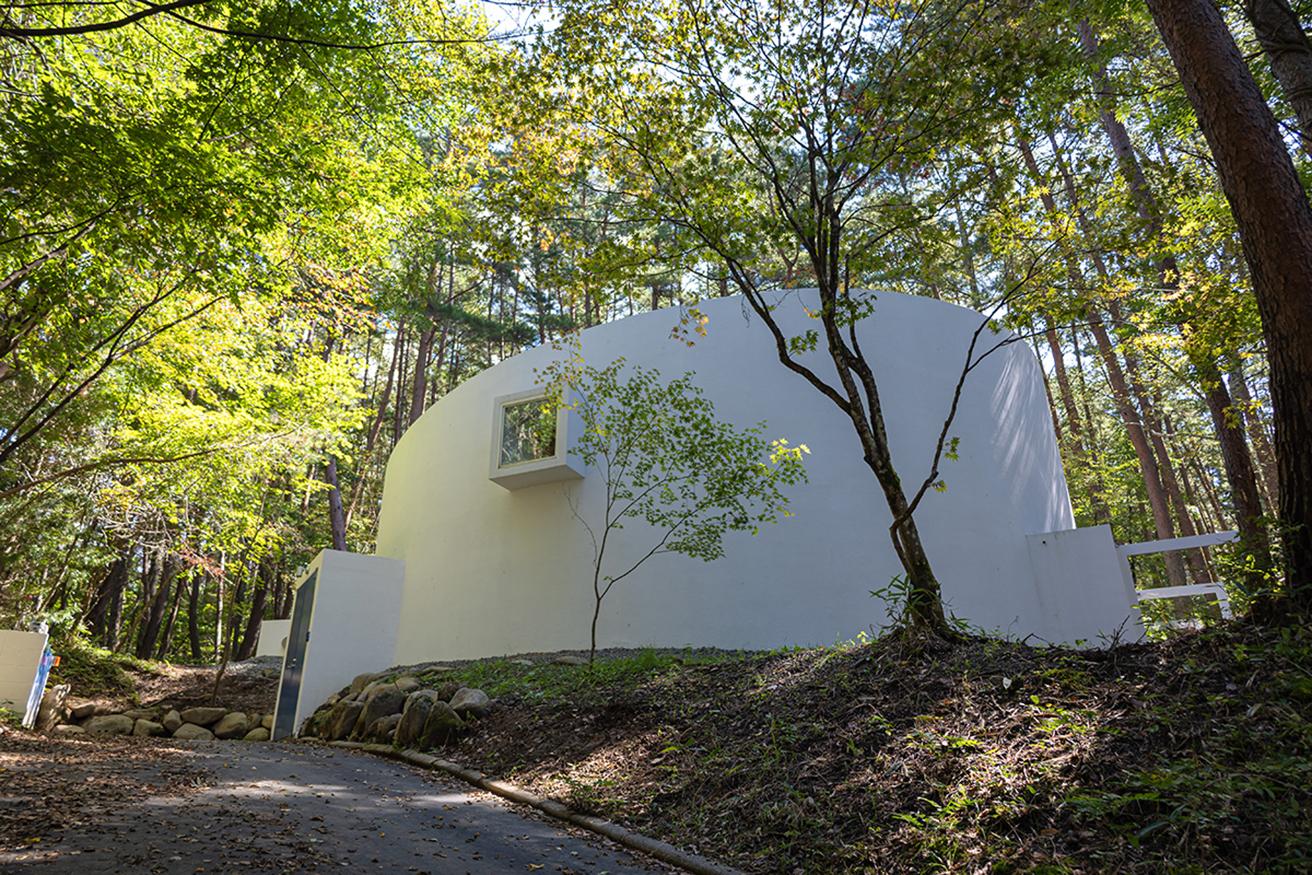 妹島和世設計事務所が1994年に設計した個人邸。名を新たに〈蓼科の森の家〉として、今後アーティスト達がここで制作を行う。